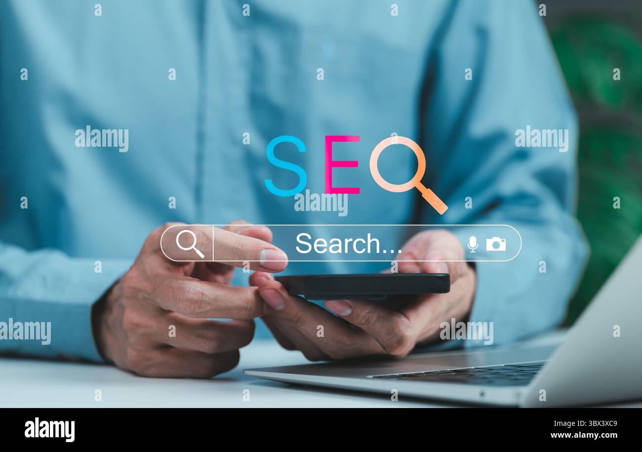 SEO Search Engine Optimization concept de marketing numérique. Homme utilisant le téléphone avec des lettres SEO et la barre de recherche, marché en ligne, recherche de mots-clés, site Web Banque D'Images