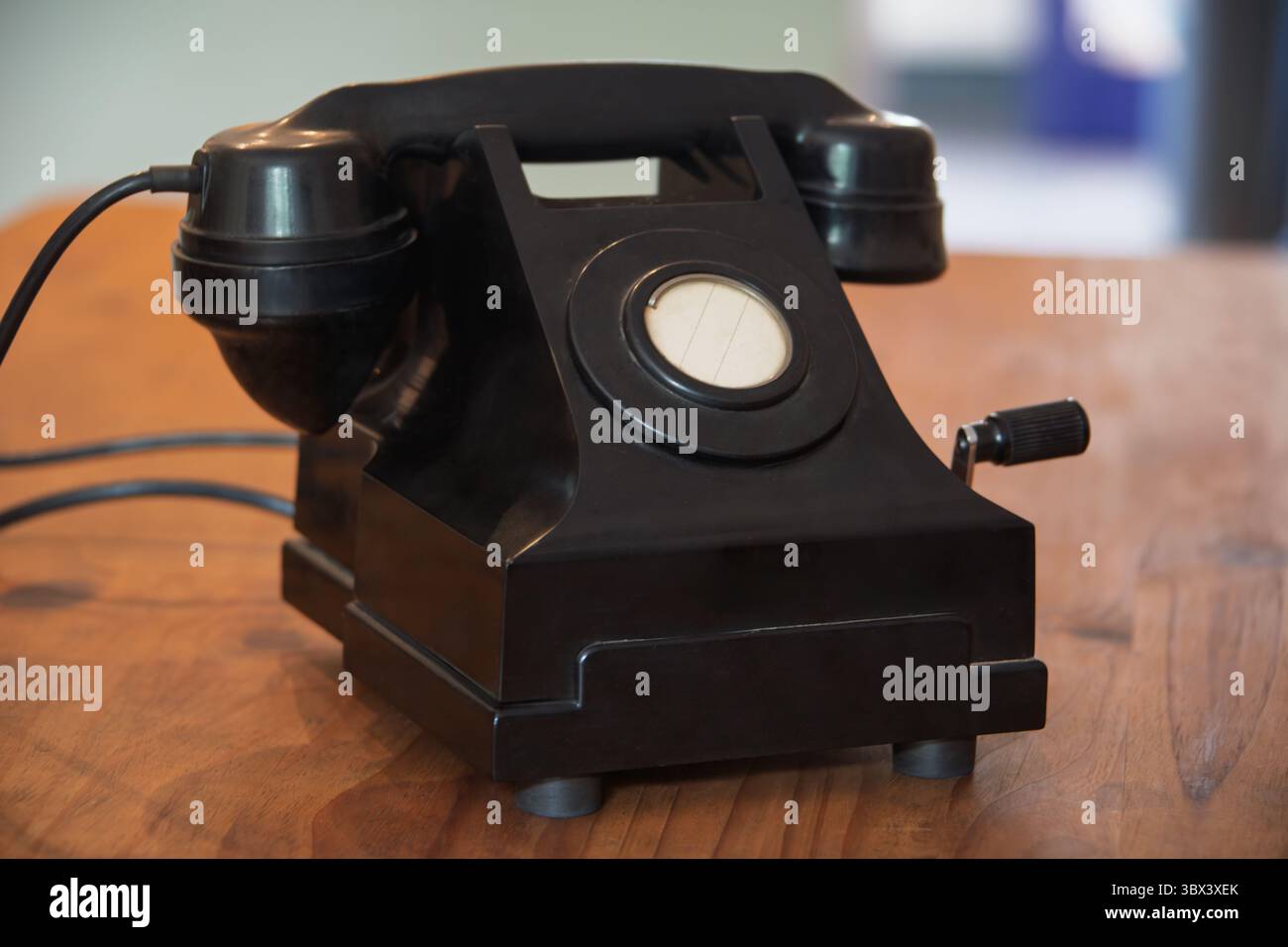 Bakélite vieux téléphone à remontage à manivelle, rétro rotatif, vintage collection combiné manuel, situé sur une table en bois Banque D'Images