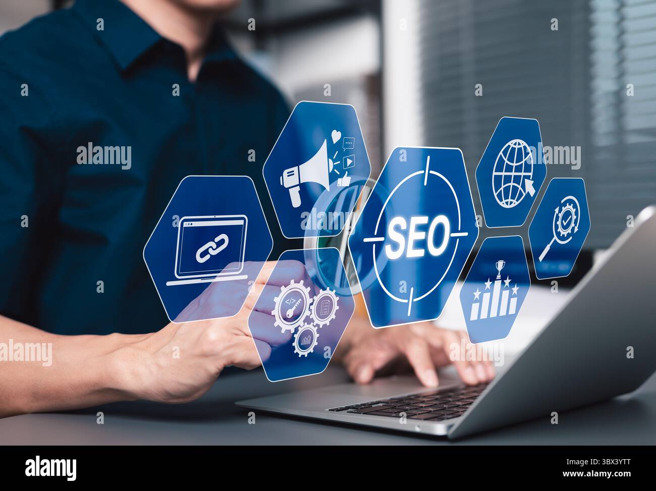 SEO Search Engine Optimization Strategy concept. Homme d'affaires utilisant un ordinateur portable avec des icônes liées au SEO telles que la construction de liens, l'analyse, la cible Web globale Banque D'Images