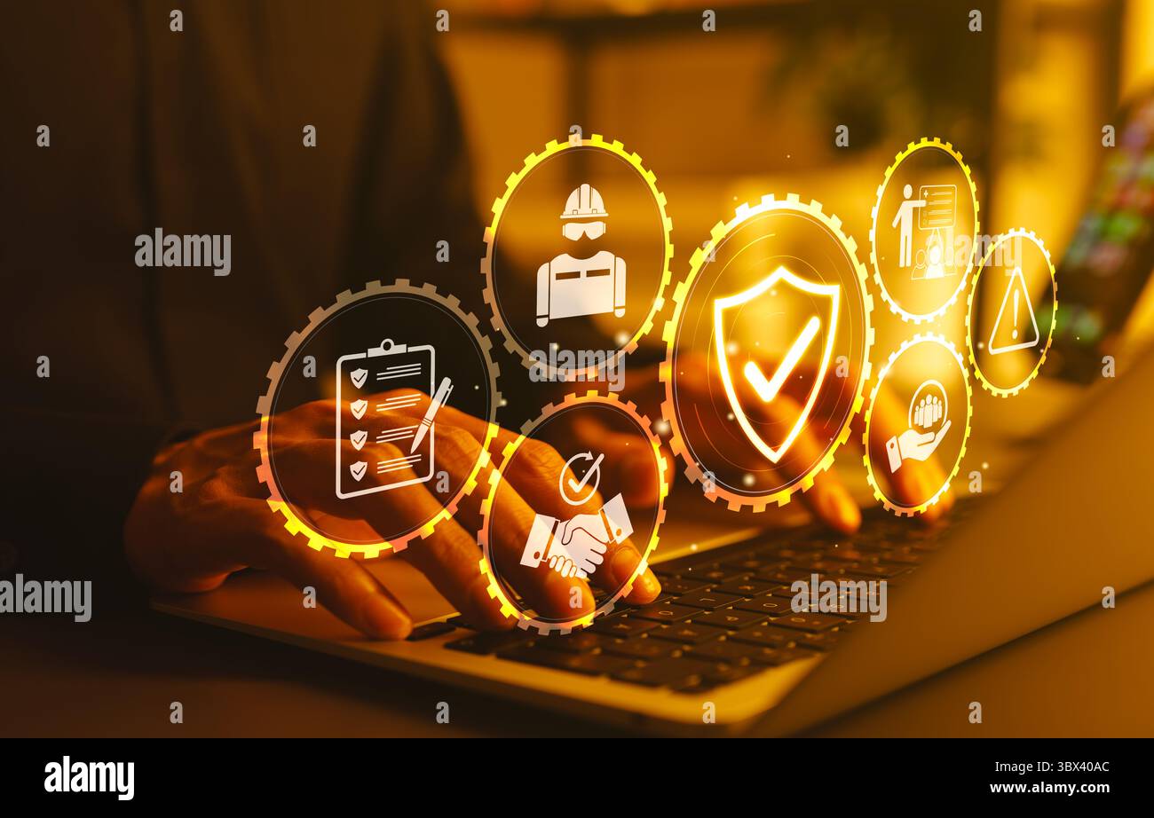 Concept de sécurité et de conformité au travail. mains tapant sur un ordinateur portable avec des icônes sécurité au travail, conformité, gestion des risques, efficacité opérationnelle, santé Banque D'Images
