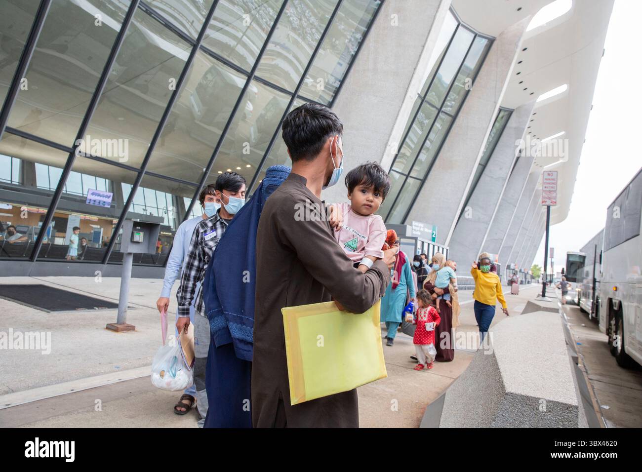 27 août 2021, Munich, Bavière, Allemagne : WASHINGTON DC, États-Unis - AOÛT 27 : les réfugiés afghans évacués de Kaboul arrivent à l'aéroport international Washington Dulles à Washington, DC, États-Unis le 27 août 2021 à Washington DC, USA. (Crédit image : © Ali Khaligh/ATPImages via ZUMA Press Wire) Banque D'Images