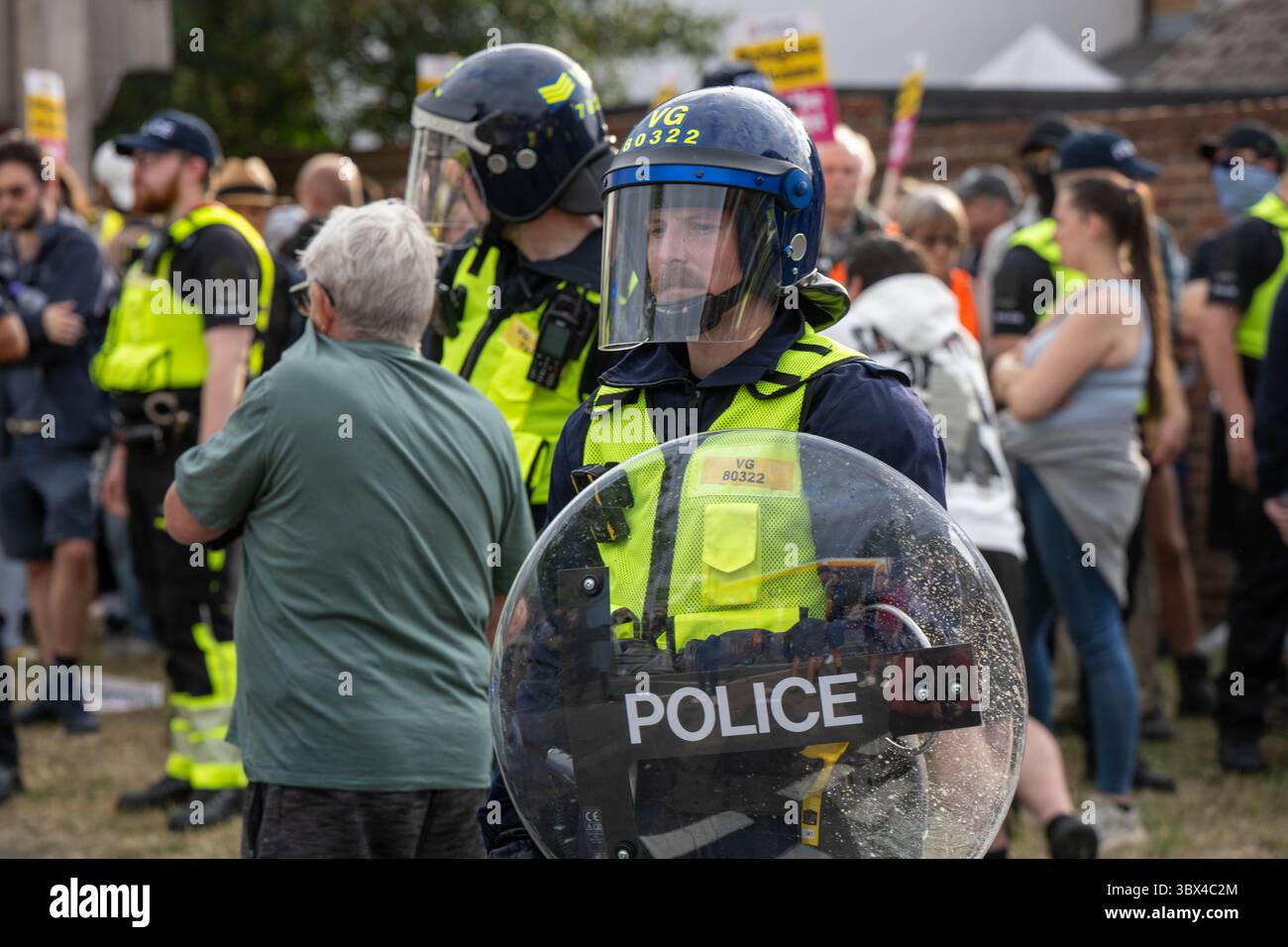 Epping Essex 17 juil. 2025 Un petit groupe de manifestants pro-immigrés a été pris au piège au milieu d'Epping par des habitants et des manifestants anti-immigrés. Les manifestants pro-immigrés étaient protégés par la police de l'Essex, certains en tenue anti-émeute avec des boucliers. Crédit : Ian Davidson/Alamy Live News Banque D'Images