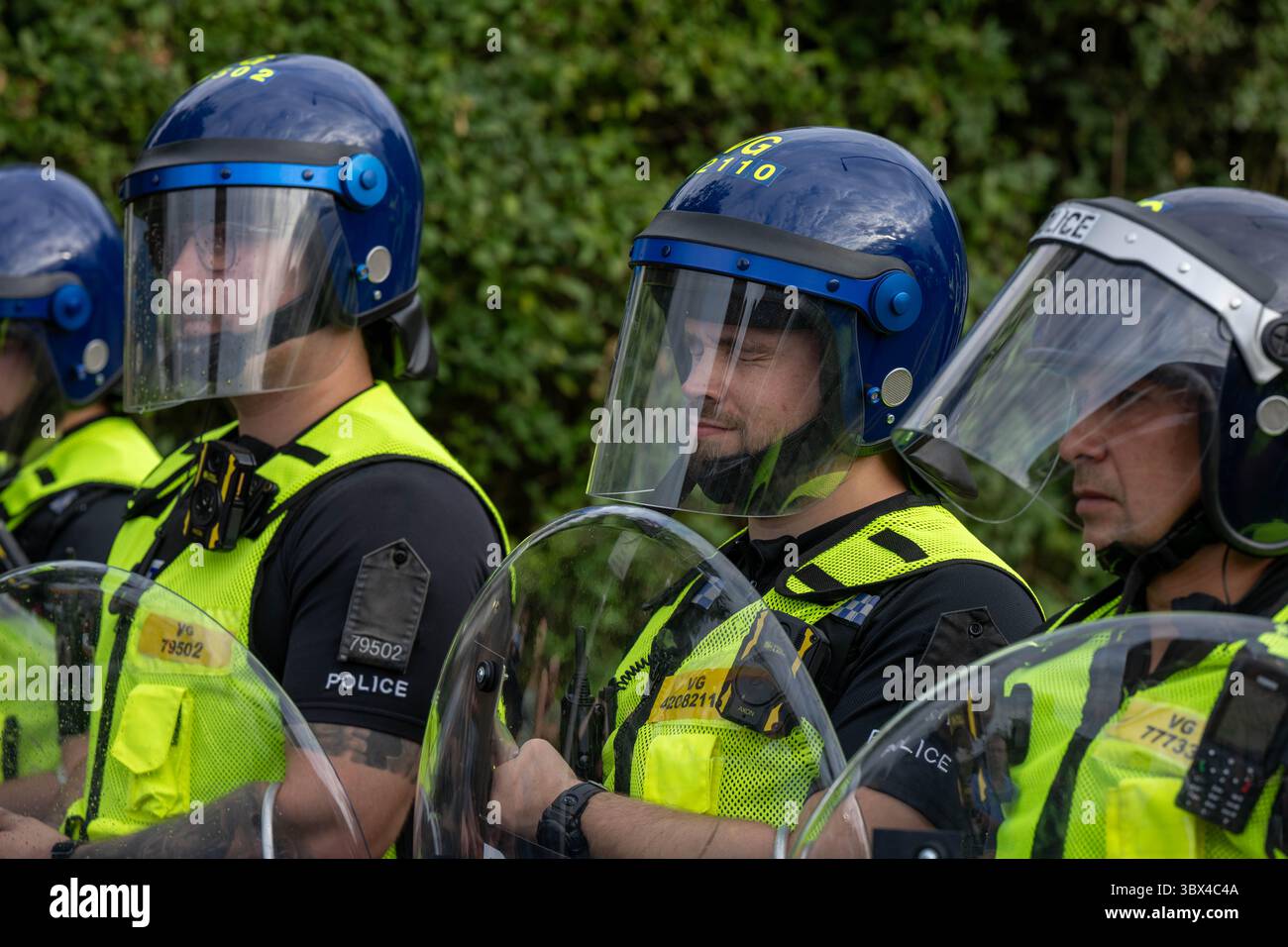 Epping Essex 17 juil. 2025 Un petit groupe de manifestants pro-immigrés a été pris au piège au milieu d'Epping par des habitants et des manifestants anti-immigrés. Les manifestants pro-immigrés étaient protégés par la police de l'Essex, certains en tenue anti-émeute avec des boucliers. Crédit : Ian Davidson/Alamy Live News Banque D'Images