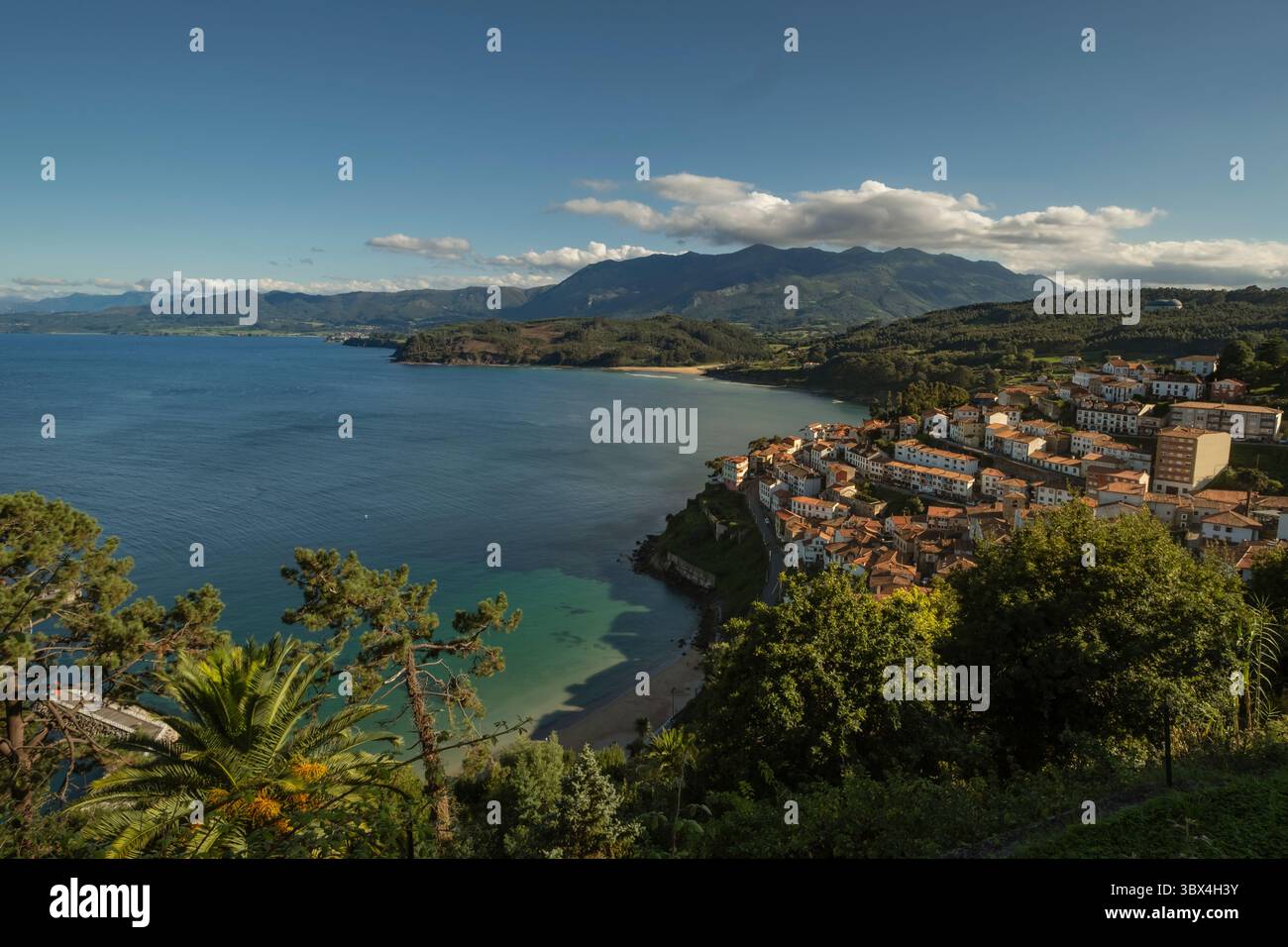 Llastres, charmant village de pêcheurs sur la côte asturienne et les montagnes de la Sierra del Sueve en arrière-plan, au nord de l'Espagne Banque D'Images