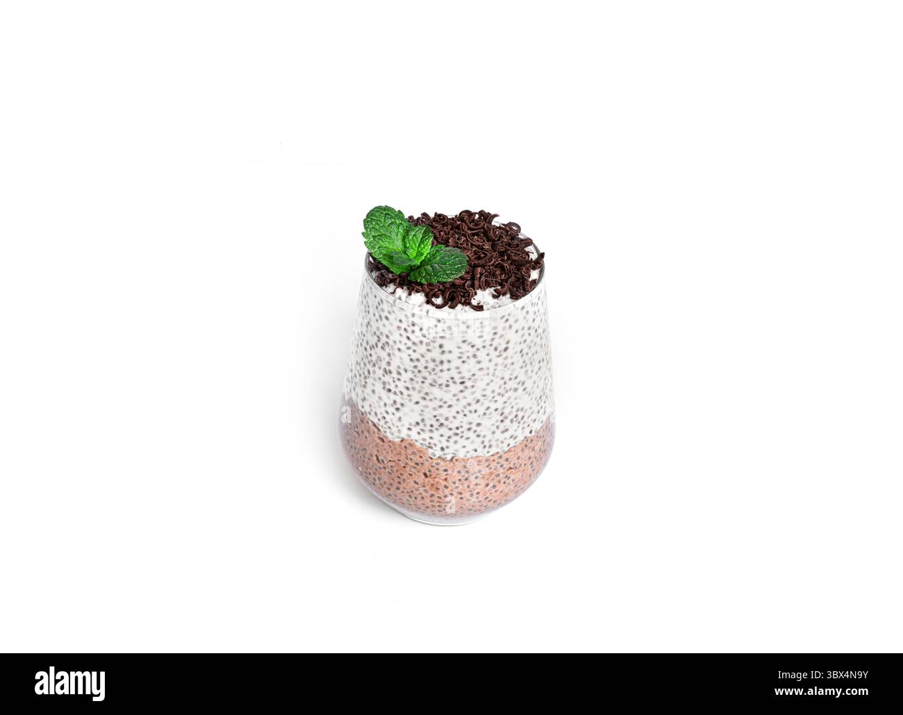 Pudding au chia au chocolat et à la menthe isolés sur fond blanc. Parfait au chocolat. Un dessert sain. Photo de haute qualité Banque D'Images