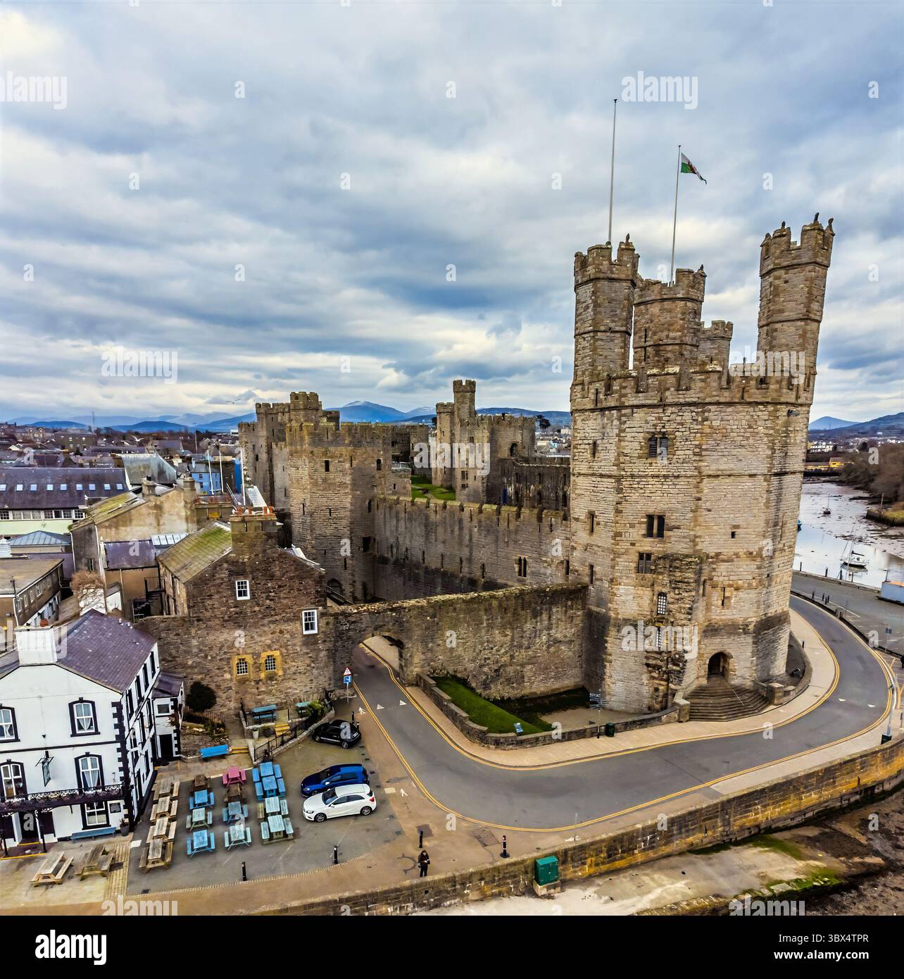 Une vue aérienne vers le château de Caernarfon, pays de Galles au printemps Banque D'Images