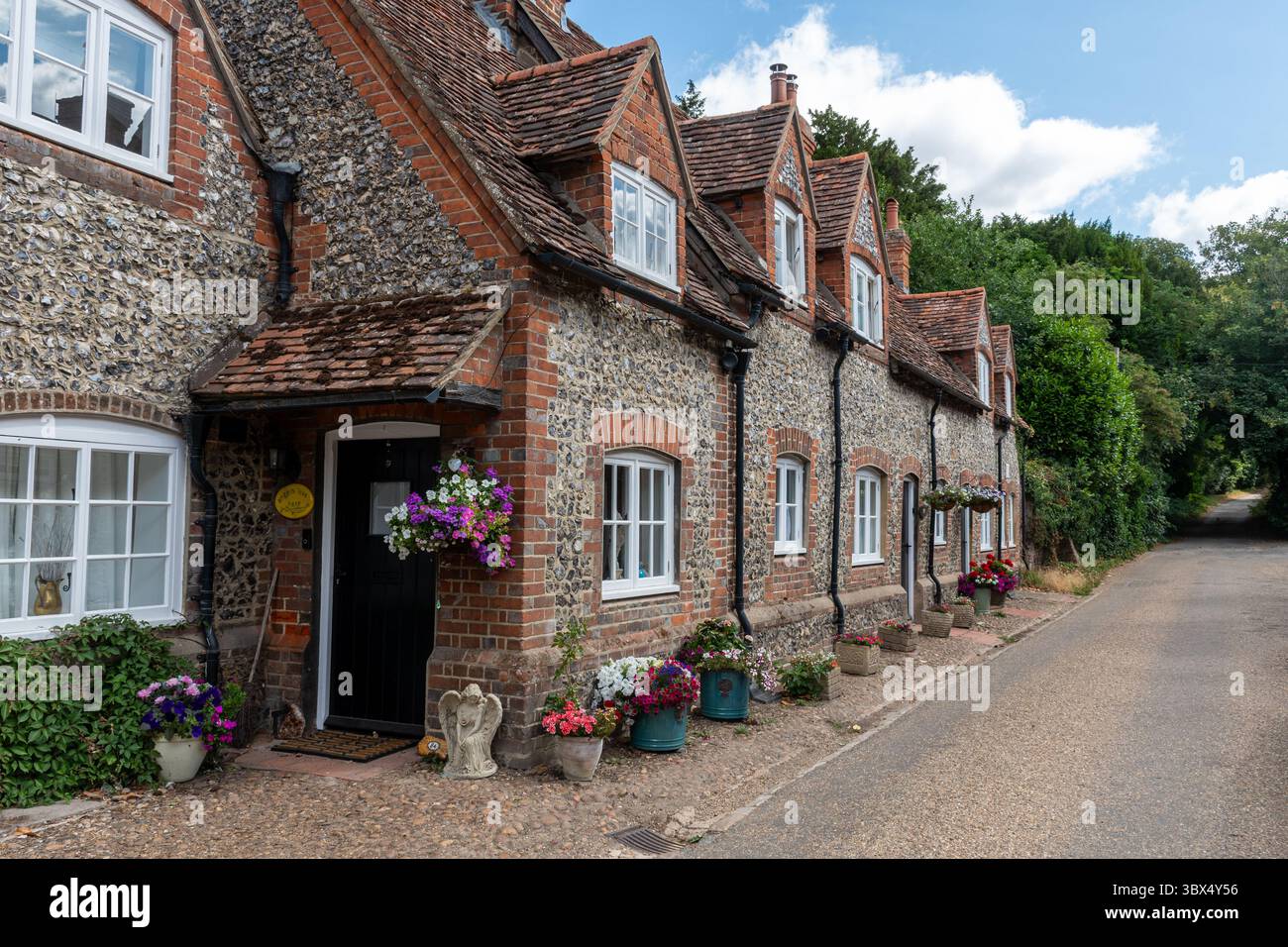 Le joli village de Hambleden dans le Buckinghamshire, Angleterre, Royaume-Uni, avec des bâtiments historiques en briques et en silex dans le centre du village Banque D'Images