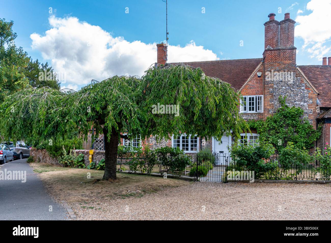 Le joli village de Hambleden dans le Buckinghamshire, Angleterre, Royaume-Uni, avec des bâtiments historiques en briques et en silex dans le centre du village Banque D'Images