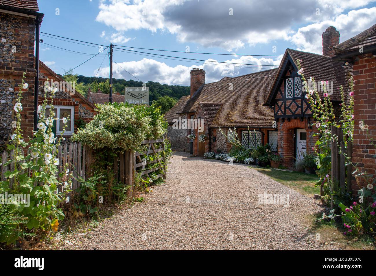 Le joli village de Hambleden dans le Buckinghamshire, Angleterre, Royaume-Uni, avec des bâtiments historiques en briques et en silex dans le centre du village Banque D'Images