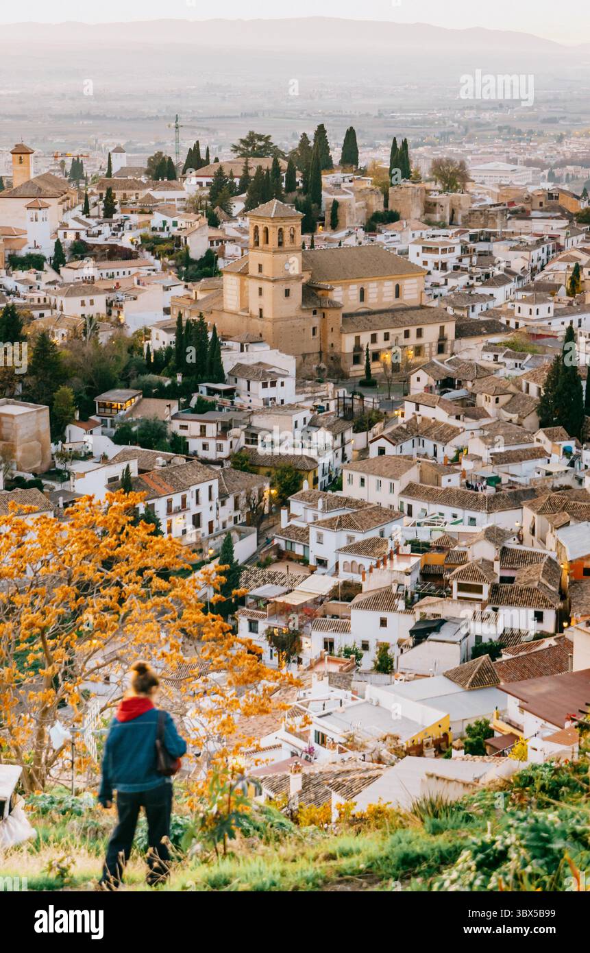 Balade solo descendant de Sant Miguel el Alto avec des couches de coucher de soleil Albaycin en toile de fond Banque D'Images