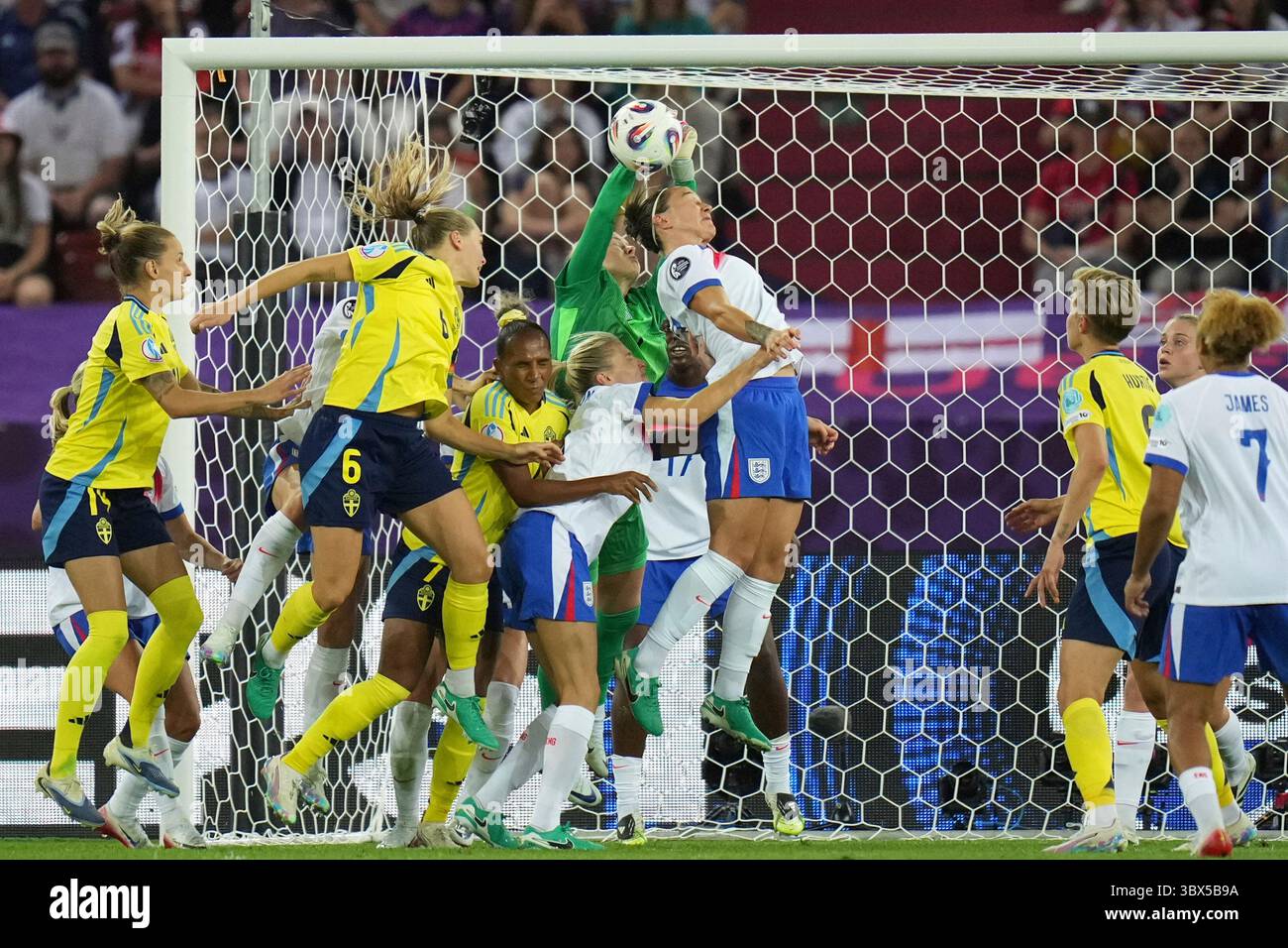 England goalkeeper Hannah Hampton jumps for the ball with England's Lucy Bronze, center right, during the Women's Euro 2025 quarterfinals soccer match between Sweden and England at Stadion Letzigrund in Zurich, Switzerland, Thursday, July 17, 2025. (AP Photo/Alessandra Tarantino) Banque D'Images