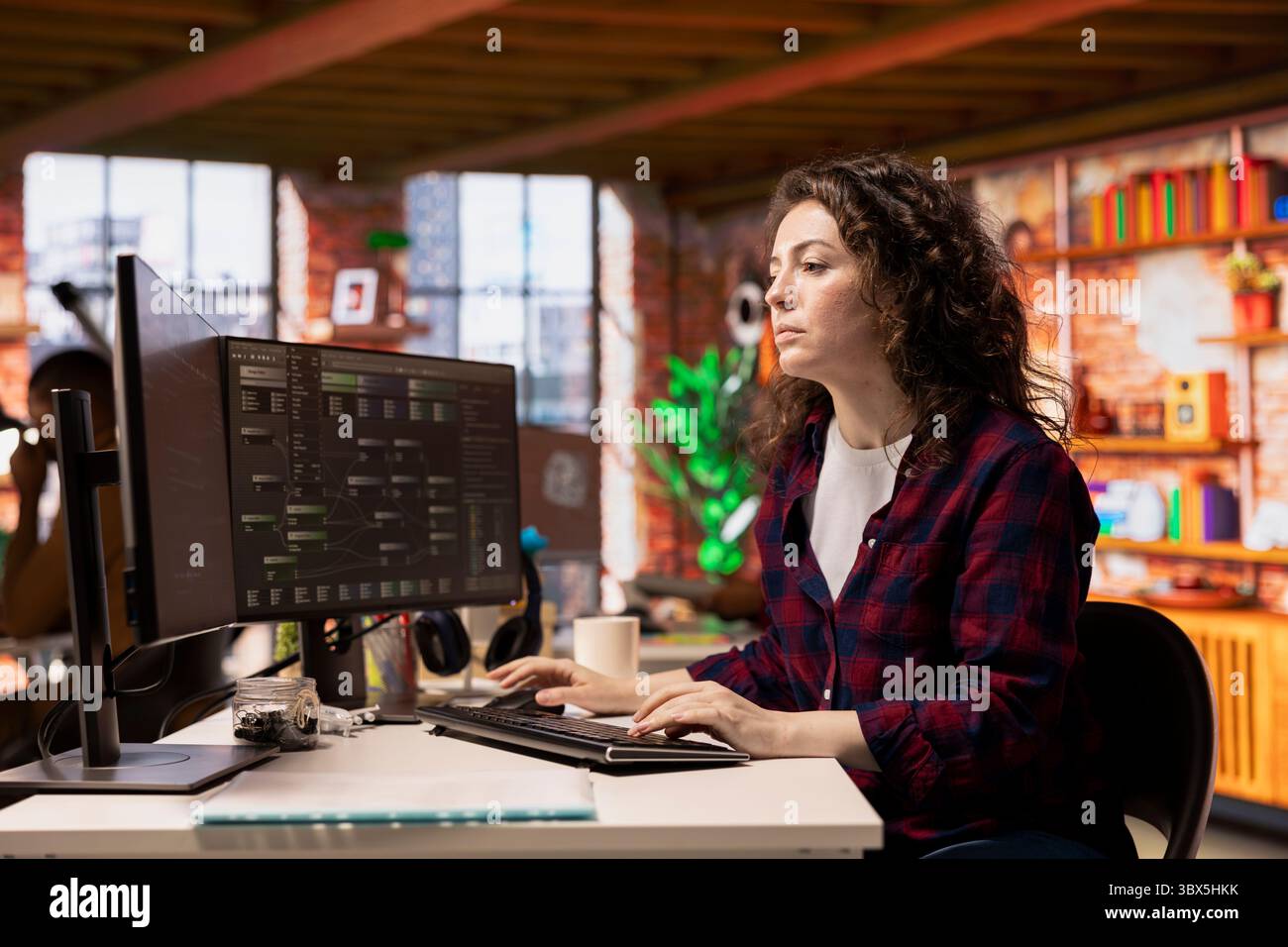 Administrateur système travaillant dans un bureau de démarrage innovant utilisant des langages de programmation pour construire l'application. Agence de développement logiciel spécialiste INFORMATIQUE optimisant le code, tapant sur le clavier de l'ordinateur Banque D'Images