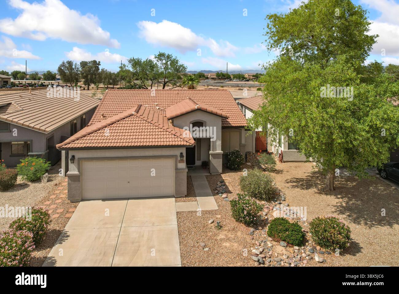 Voici une vue aérienne montrant une maison qui présente un toit brun Banque D'Images