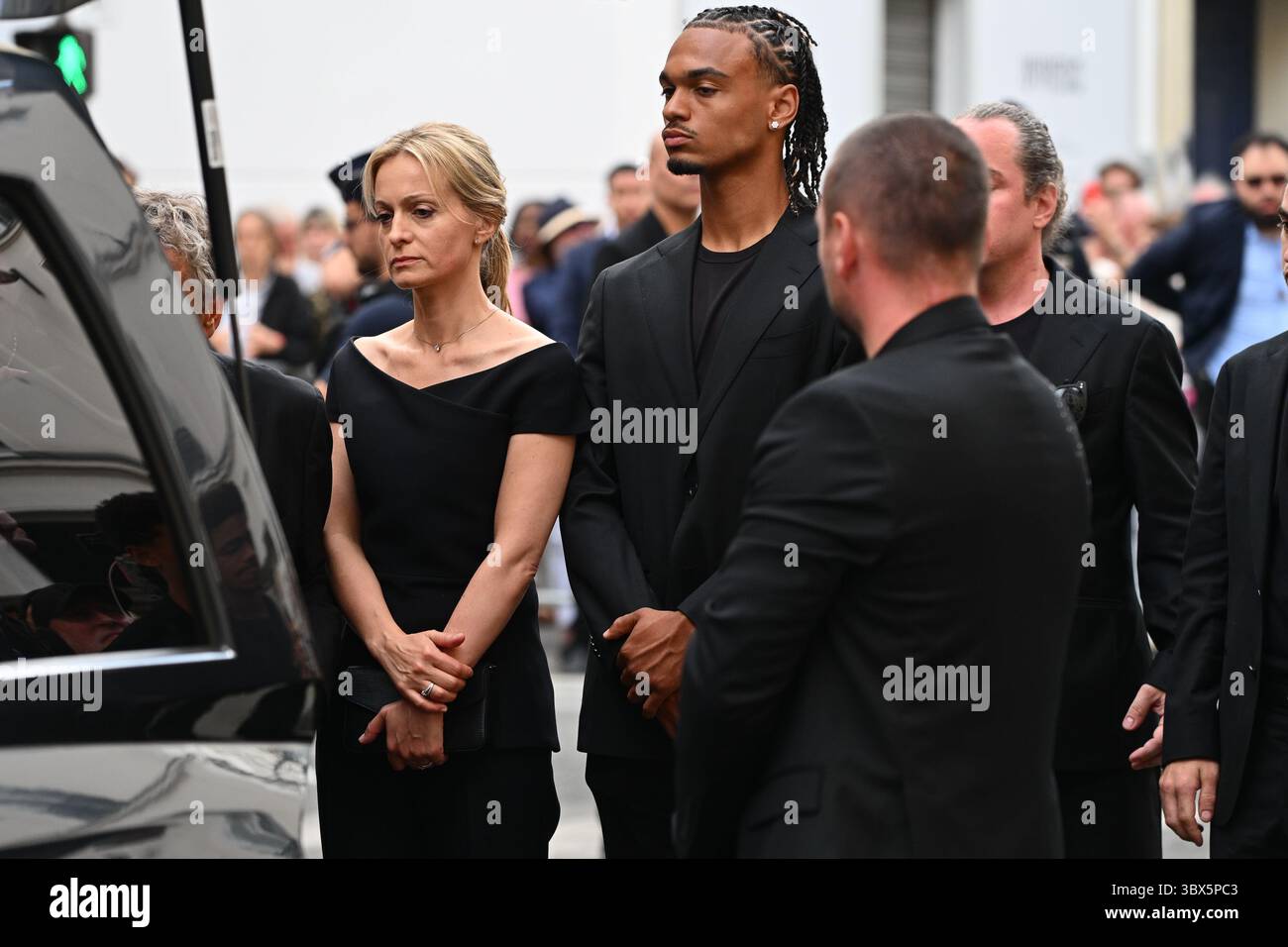 Paris, France. 17 juillet 2025. Derniers hommages d'Audrey Crespo-Mara et de sa famille aux funérailles de l'animateur de télévision et publiciste Thierry Ardisson à l'église Saint Roch, le 17 juillet 2025, Paris. - 17/07/2025 - France/Ile-de-France (région)/Paris - Julien Mattia/le Pictorium crédit : LE PICTORIUM/Alamy Live News Banque D'Images