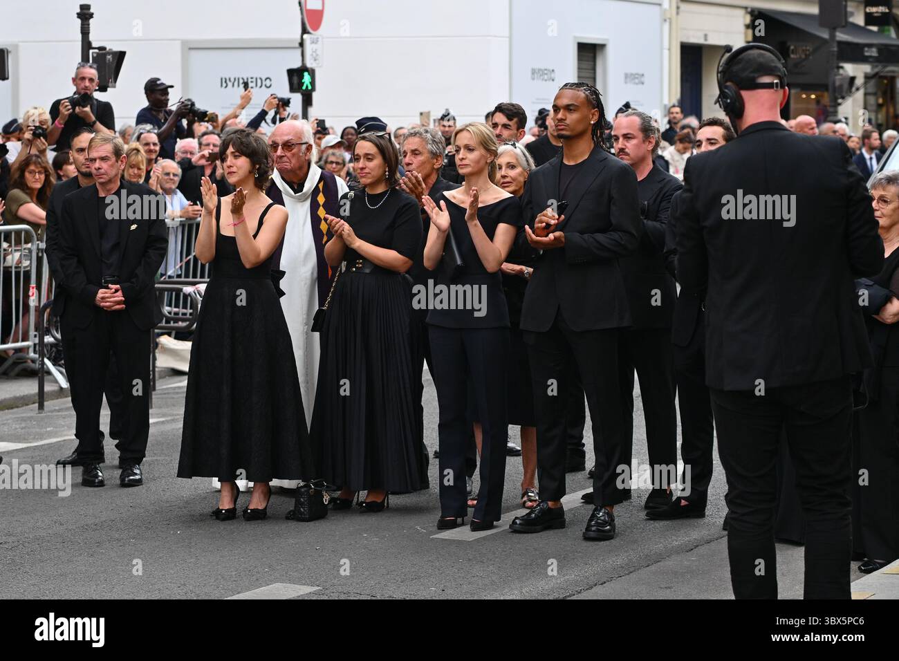 Paris, France. 17 juillet 2025. Derniers hommages d'Audrey Crespo-Mara et de sa famille aux funérailles de l'animateur de télévision et publiciste Thierry Ardisson à l'église Saint Roch, le 17 juillet 2025, Paris. - 17/07/2025 - France/Ile-de-France (région)/Paris - Julien Mattia/le Pictorium crédit : LE PICTORIUM/Alamy Live News Banque D'Images