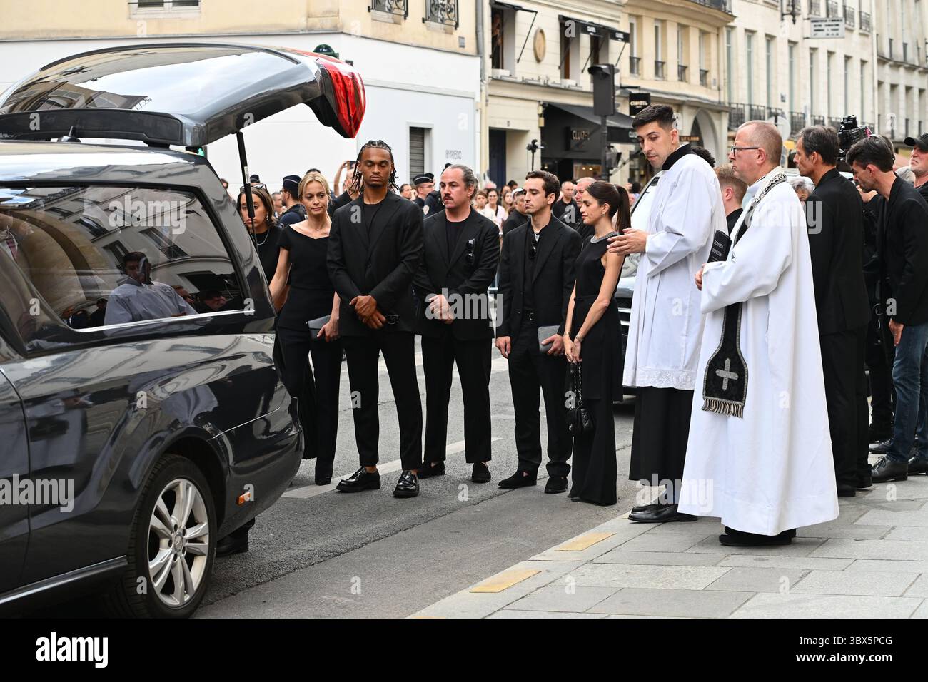 Paris, France. 17 juillet 2025. Derniers hommages d'Audrey Crespo-Mara et de sa famille aux funérailles de l'animateur de télévision et publiciste Thierry Ardisson à l'église Saint Roch, le 17 juillet 2025, Paris. - 17/07/2025 - France/Ile-de-France (région)/Paris - Julien Mattia/le Pictorium crédit : LE PICTORIUM/Alamy Live News Banque D'Images