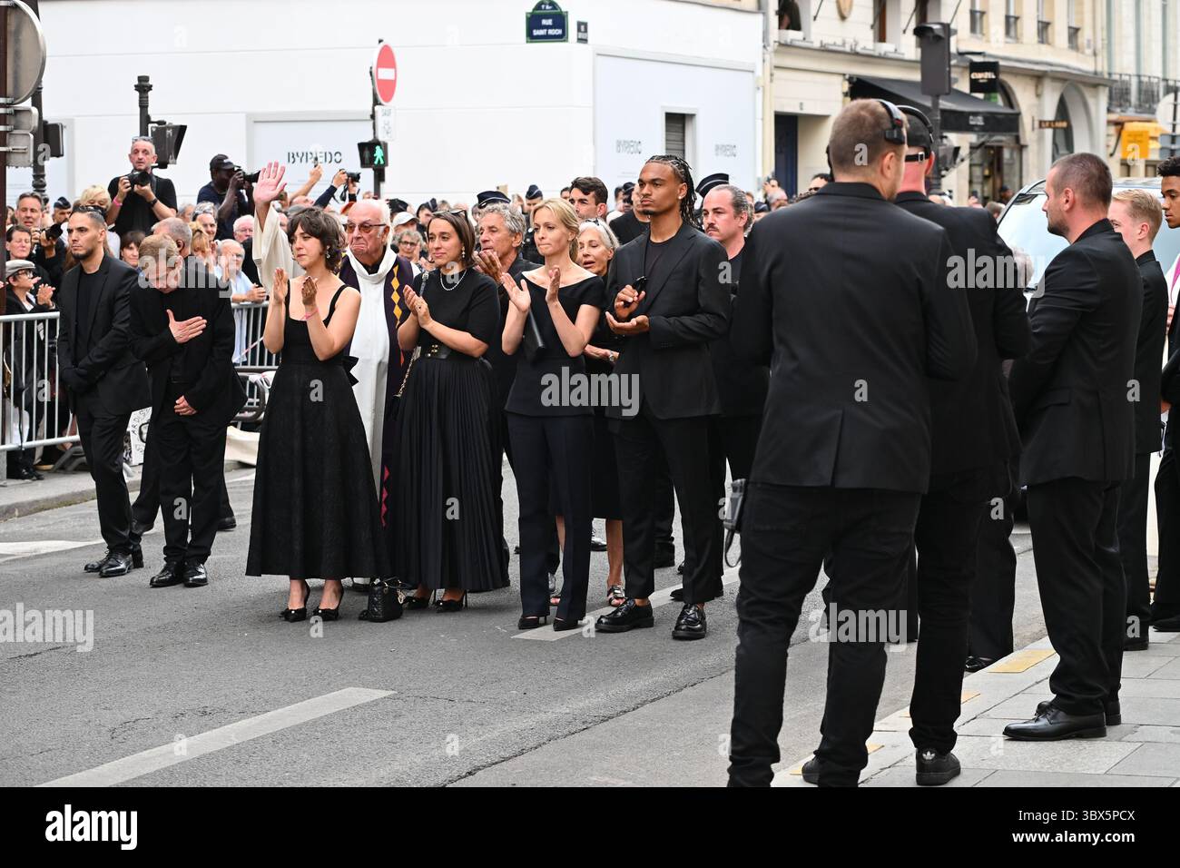 Paris, France. 17 juillet 2025. Derniers hommages d'Audrey Crespo-Mara et de sa famille aux funérailles de l'animateur de télévision et publiciste Thierry Ardisson à l'église Saint Roch, le 17 juillet 2025, Paris. - 17/07/2025 - France/Ile-de-France (région)/Paris - Julien Mattia/le Pictorium crédit : LE PICTORIUM/Alamy Live News Banque D'Images