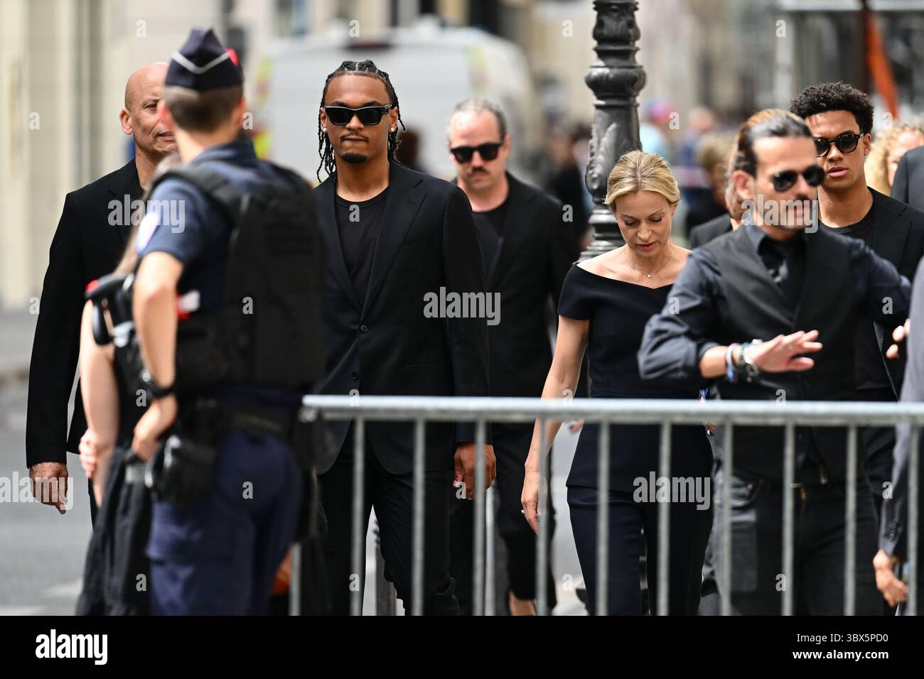 Paris, France. 17 juillet 2025. Arrivée d'Audrey Crespo-Mara et de ses enfants aux funérailles de l'animateur et publiciste Thierry Ardisson à l'église Saint Roch, Paris, le 17 juillet 2025. - 17/07/2025 - France/Ile-de-France (région)/Paris - Julien Mattia/le Pictorium crédit : LE PICTORIUM/Alamy Live News Banque D'Images