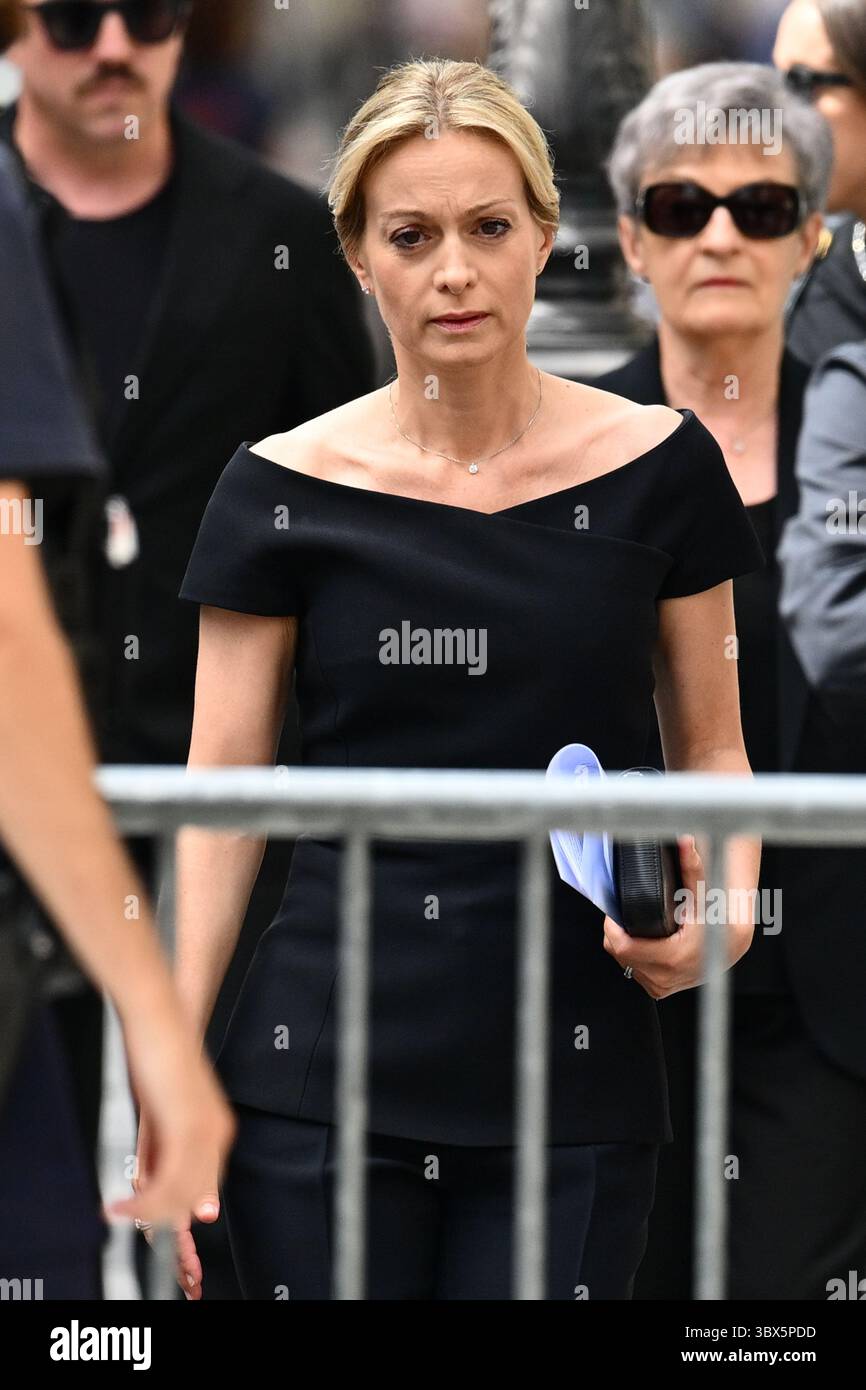 Paris, France. 17 juillet 2025. Arrivée d'Audrey Crespo-Mara et de ses enfants aux funérailles de l'animateur et publiciste Thierry Ardisson à l'église Saint Roch, Paris, le 17 juillet 2025. - 17/07/2025 - France/Ile-de-France (région)/Paris - Julien Mattia/le Pictorium crédit : LE PICTORIUM/Alamy Live News Banque D'Images