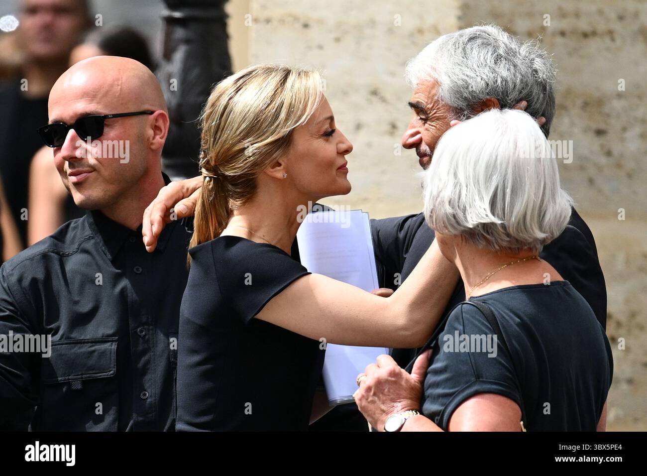 Paris, France. 17 juillet 2025. Arrivée d'Audrey Crespo-Mara et de ses enfants aux funérailles de l'animateur et publiciste Thierry Ardisson à l'église Saint Roch, Paris, le 17 juillet 2025. - 17/07/2025 - France/Ile-de-France (région)/Paris - Julien Mattia/le Pictorium crédit : LE PICTORIUM/Alamy Live News Banque D'Images