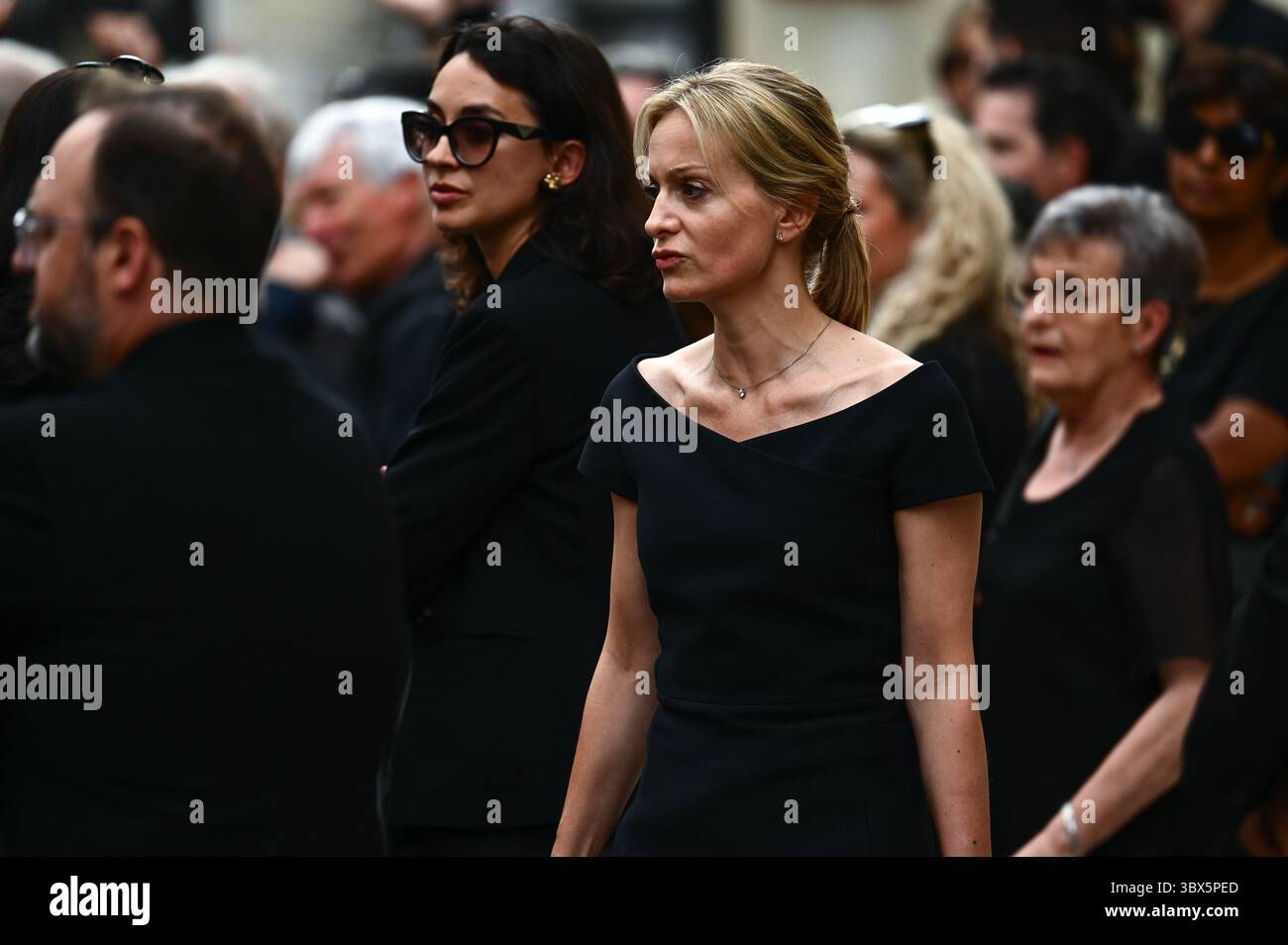 Paris, France. 17 juillet 2025. Sortie d'Audrey Crespo-Mara aux funérailles de l'animateur et publiciste Thierry Ardisson à l'église Saint Roch, Paris, le 17 juillet 2025. - 17/07/2025 - France/Ile-de-France (région)/Paris - Julien Mattia/le Pictorium crédit : LE PICTORIUM/Alamy Live News Banque D'Images