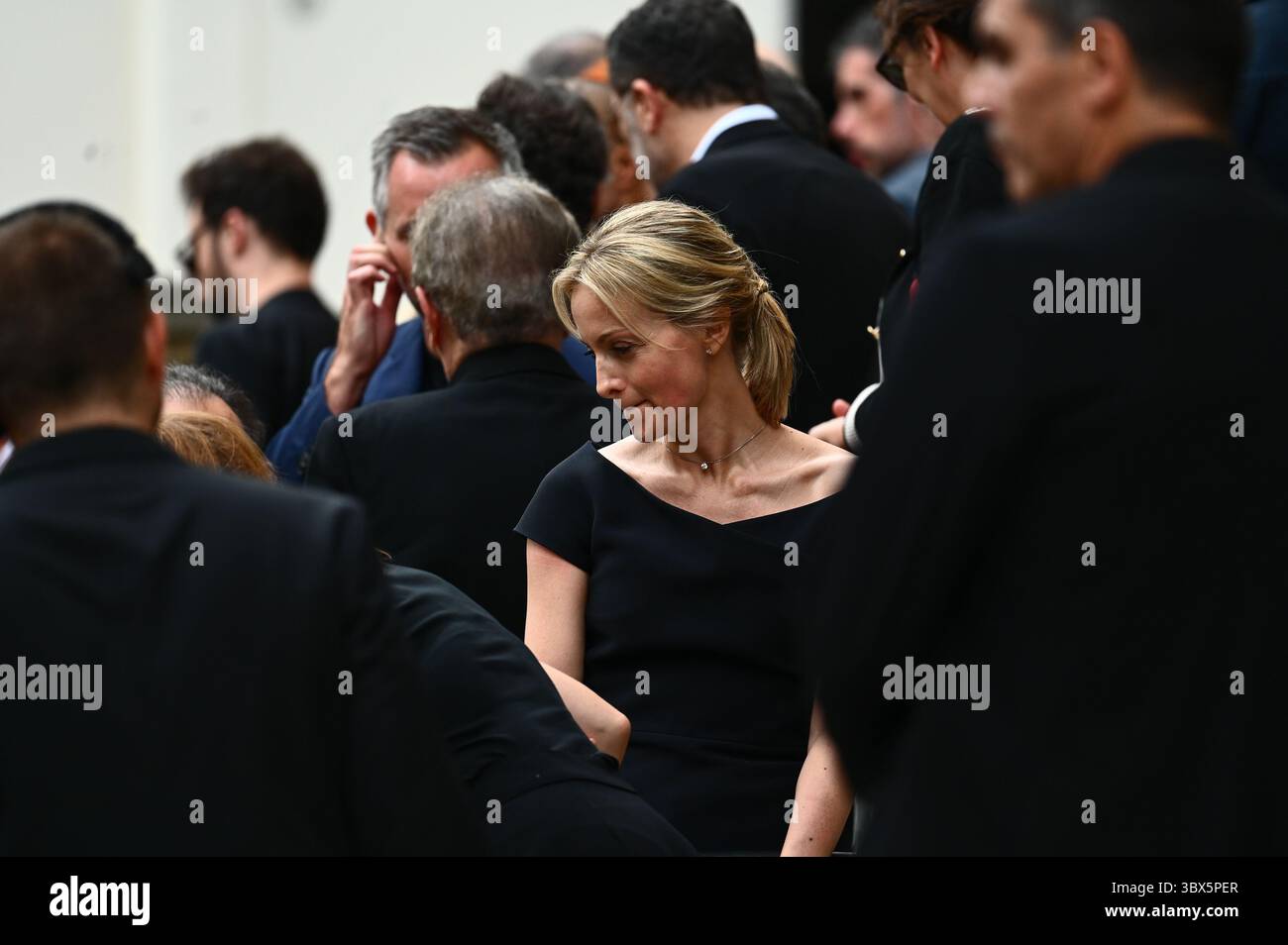 Paris, France. 17 juillet 2025. Sortie d'Audrey Crespo-Mara aux funérailles de l'animateur et publiciste Thierry Ardisson à l'église Saint Roch, Paris, le 17 juillet 2025. - 17/07/2025 - France/Ile-de-France (région)/Paris - Julien Mattia/le Pictorium crédit : LE PICTORIUM/Alamy Live News Banque D'Images