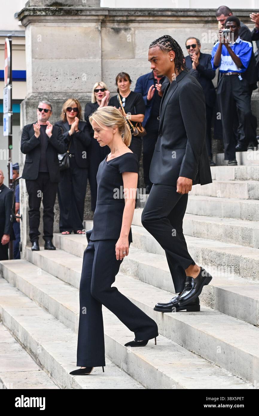 Paris, France. 17 juillet 2025. Sortie d'Audrey Crespo-Mara aux funérailles de l'animateur et publiciste Thierry Ardisson à l'église Saint Roch, Paris, le 17 juillet 2025. - 17/07/2025 - France/Ile-de-France (région)/Paris - Julien Mattia/le Pictorium crédit : LE PICTORIUM/Alamy Live News Banque D'Images
