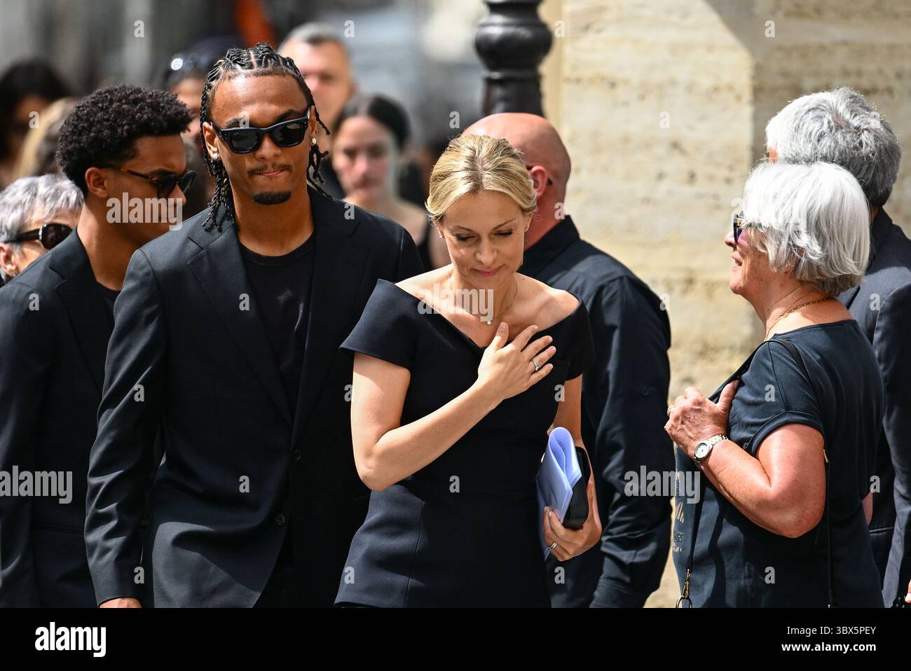 Paris, France. 17 juillet 2025. Arrivée d'Audrey Crespo-Mara et de ses enfants aux funérailles de l'animateur et publiciste Thierry Ardisson à l'église Saint Roch, Paris, le 17 juillet 2025. - 17/07/2025 - France/Ile-de-France (région)/Paris - Julien Mattia/le Pictorium crédit : LE PICTORIUM/Alamy Live News Banque D'Images