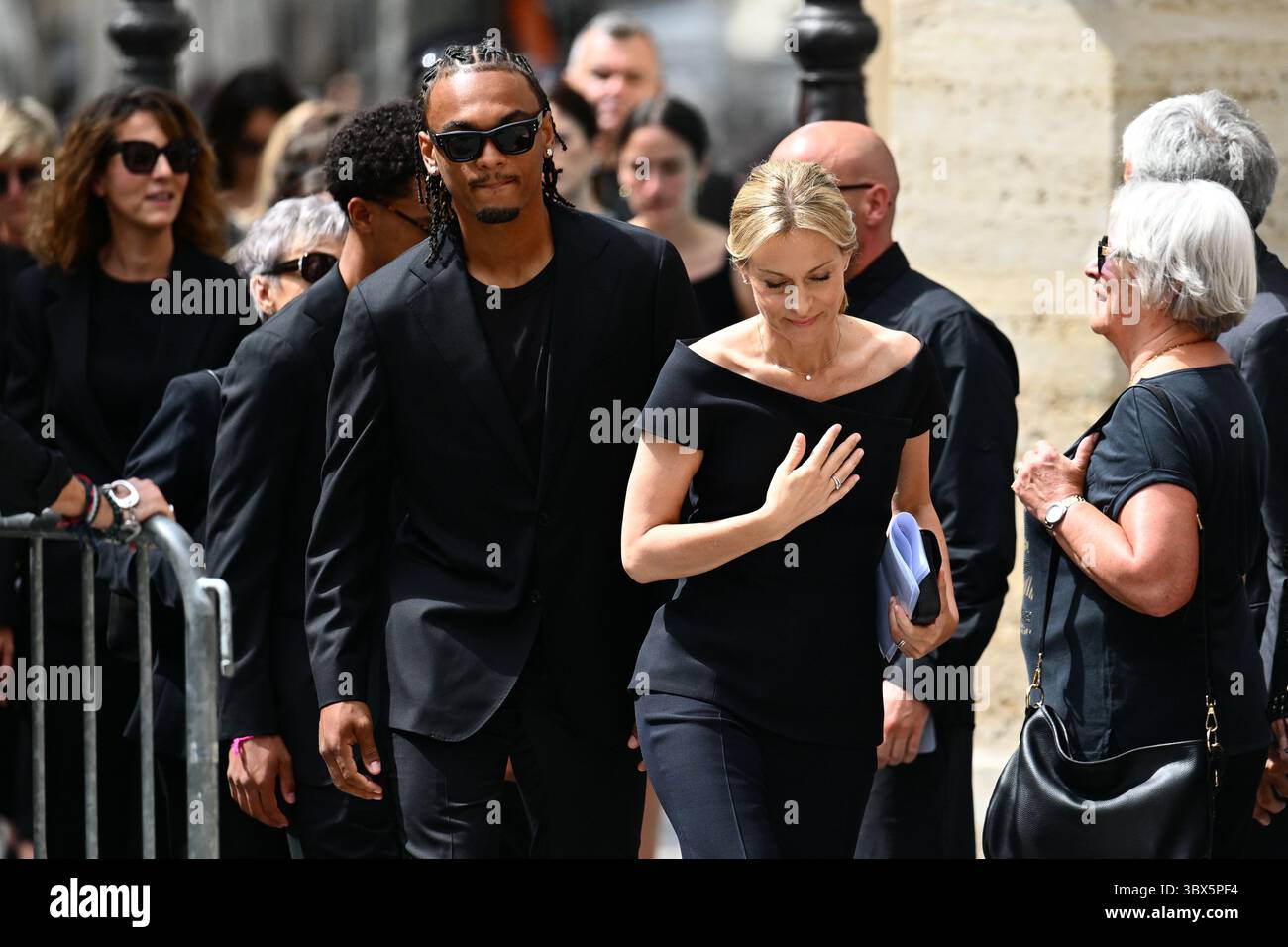 Paris, France. 17 juillet 2025. Arrivée d'Audrey Crespo-Mara et de ses enfants aux funérailles de l'animateur et publiciste Thierry Ardisson à l'église Saint Roch, Paris, le 17 juillet 2025. - 17/07/2025 - France/Ile-de-France (région)/Paris - Julien Mattia/le Pictorium crédit : LE PICTORIUM/Alamy Live News Banque D'Images