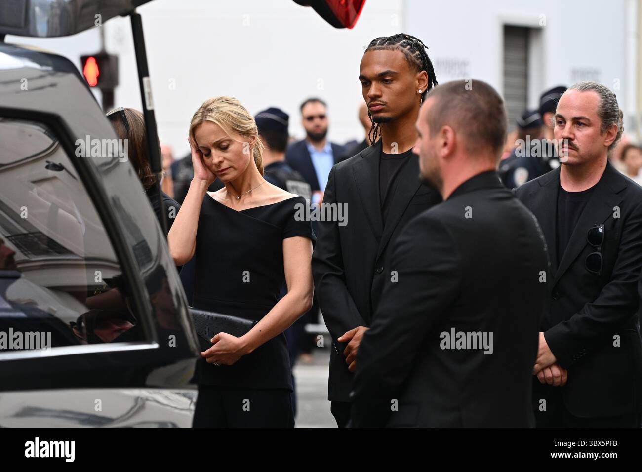 Paris, France. 17 juillet 2025. Derniers hommages d'Audrey Crespo-Mara et de sa famille aux funérailles de l'animateur de télévision et publiciste Thierry Ardisson à l'église Saint Roch, le 17 juillet 2025, Paris. - 17/07/2025 - France/Ile-de-France (région)/Paris - Julien Mattia/le Pictorium crédit : LE PICTORIUM/Alamy Live News Banque D'Images