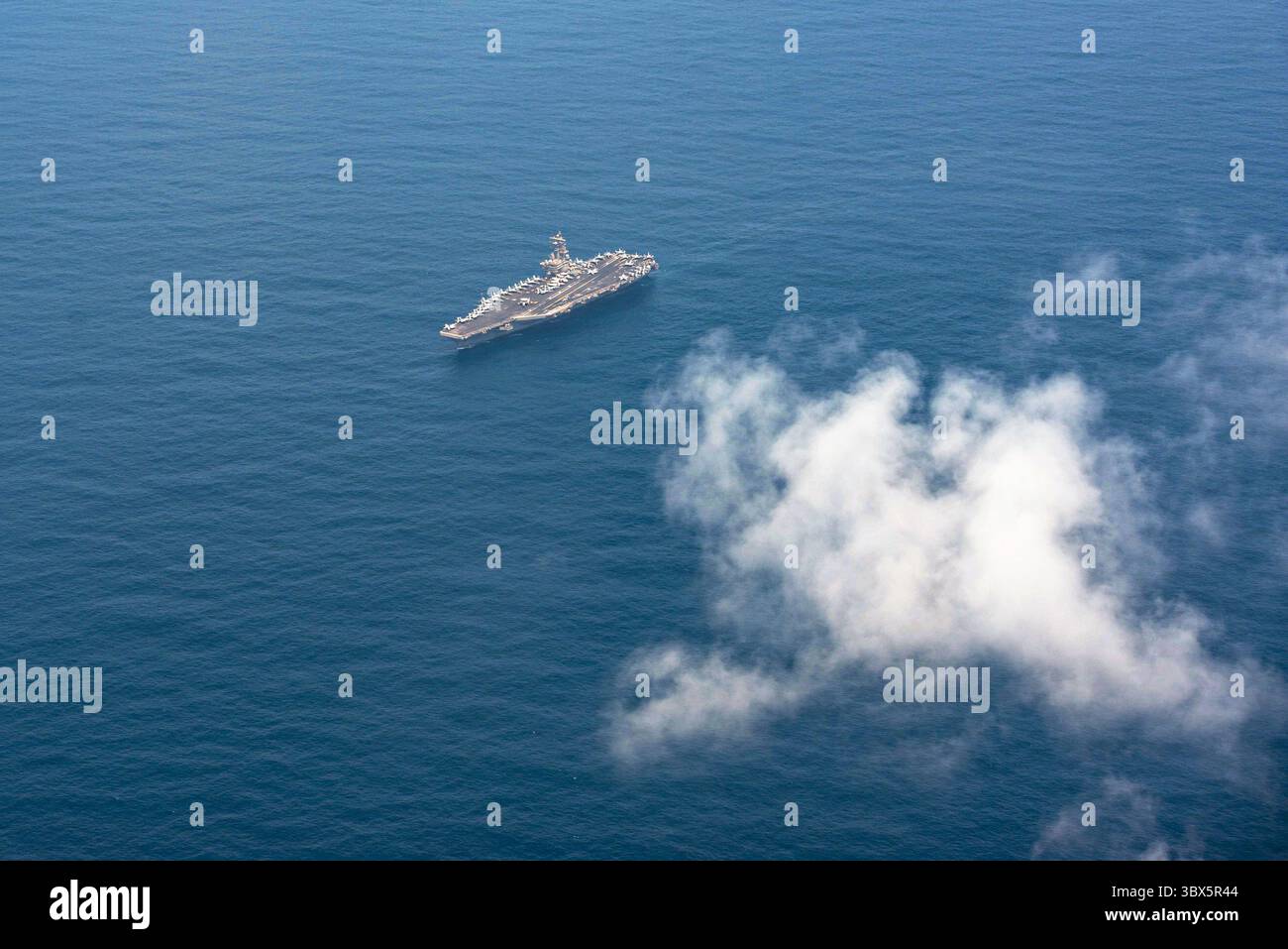 STYLELOCATIONLe porte-avions USS Ronald Reagan de classe Nimitz de la marine américaine lors d'une patrouille de routine en tant que navire amiral de la 5e flotte le 6 septembre 2021 dans la mer d'Arabie. (Crédit image : © MC2 Michael Jarmiolowski/Planetp/Planet Pix via ZUMA Press Wire) Banque D'Images
