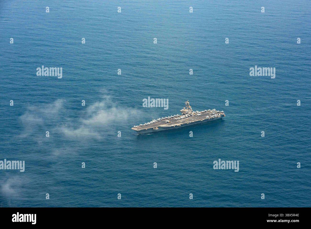 STYLELOCATIONLe porte-avions USS Ronald Reagan de classe Nimitz de la marine américaine lors d'une patrouille de routine en tant que navire amiral de la 5e flotte le 6 septembre 2021 dans la mer d'Arabie. (Crédit image : © MC2 Michael Jarmiolowski/Planetp/Planet Pix via ZUMA Press Wire) Banque D'Images