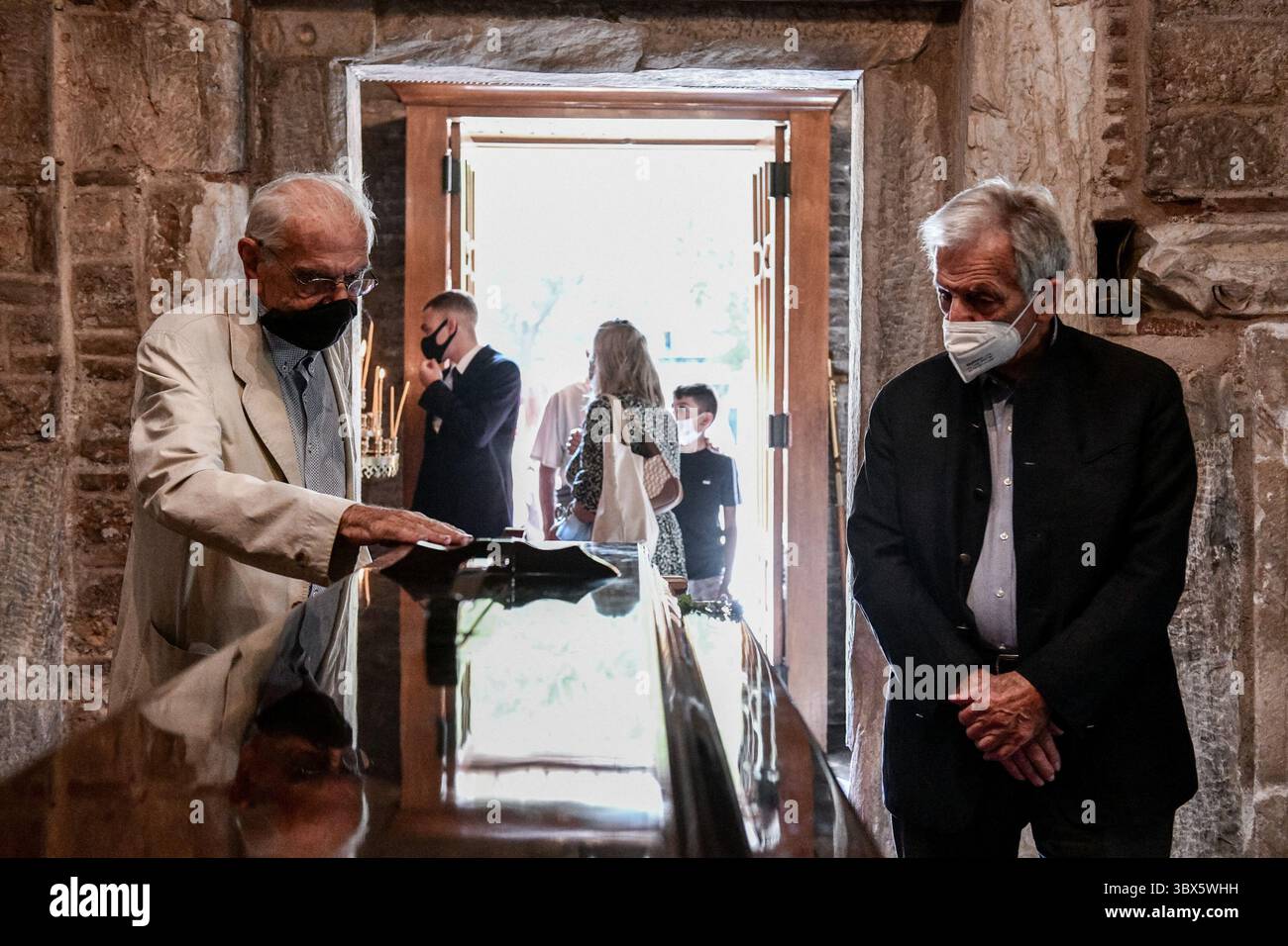 7 septembre 2021, Athènes, Grèce : le réalisateur Costa Gavras (à droite) et l'auteur Vasilis Vasilikos (à gauche) rendent hommage à Mikis Theodorakis. Des centaines de personnes se sont rassemblées devant la cathédrale d'Athènes où le compositeur et homme politique grec Mikis Theodorakis doit rester en état dans une chapelle de la cathédrale pendant trois jours avant son enterrement sur l'île méridionale de la Crète. (Crédit image : © Eurokinissi via ZUMA Press Wire) Banque D'Images