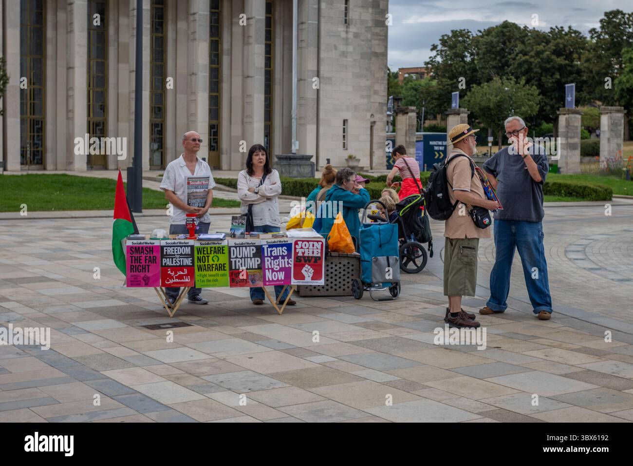 Les résidents de Walthamstow se sont rassemblés devant la mairie de la forêt de Waltham. La protestation était contre l'investissement du conseil dans des entreprises ayant des liens avec Israël, et les résidents ont protesté contre les compressions du conseil et d'autres questions locales. Banque D'Images