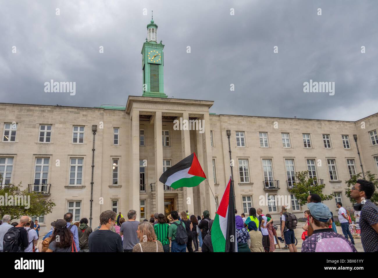 Les résidents de Walthamstow se sont rassemblés devant la mairie de la forêt de Waltham. La protestation était contre l'investissement du conseil dans des entreprises ayant des liens avec Israël, et les résidents ont protesté contre les compressions du conseil et d'autres questions locales. Banque D'Images