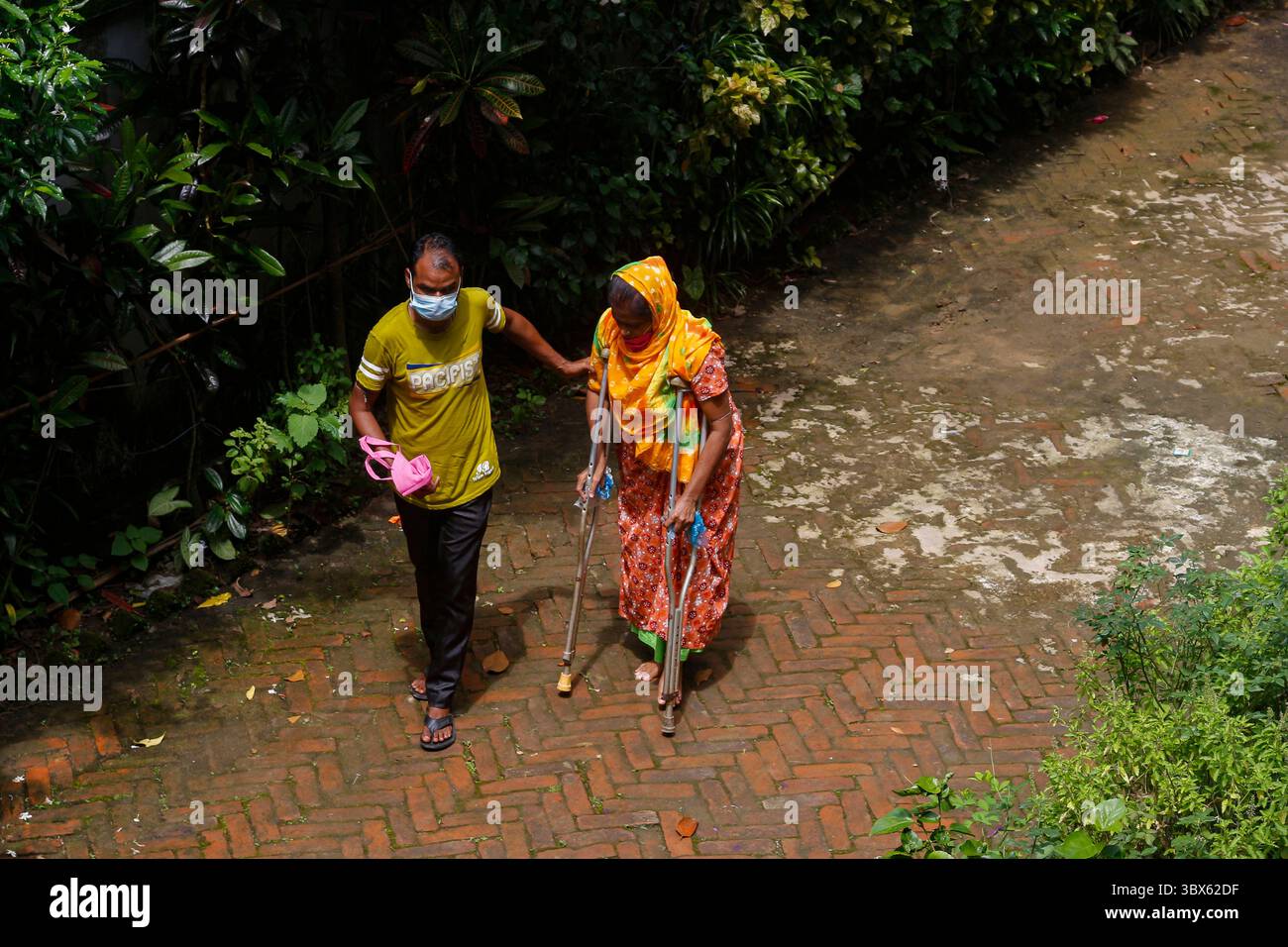 8 septembre 2021 : 08 septembre 2021 : Sylhet, Bnagladesh : Disbale personne vient prendre la 2ème dose de vaccin Covid-19 Moderna à 10 No Ward UCEP School Vaccine Center, Sylhet alors que la campagne nationale de vaccination de masse pour la 2ème dose a été commencée pendant 3 jours. (Crédit image : © MD Rafayat Haque Khan/ZUMA Press Wire) Banque D'Images