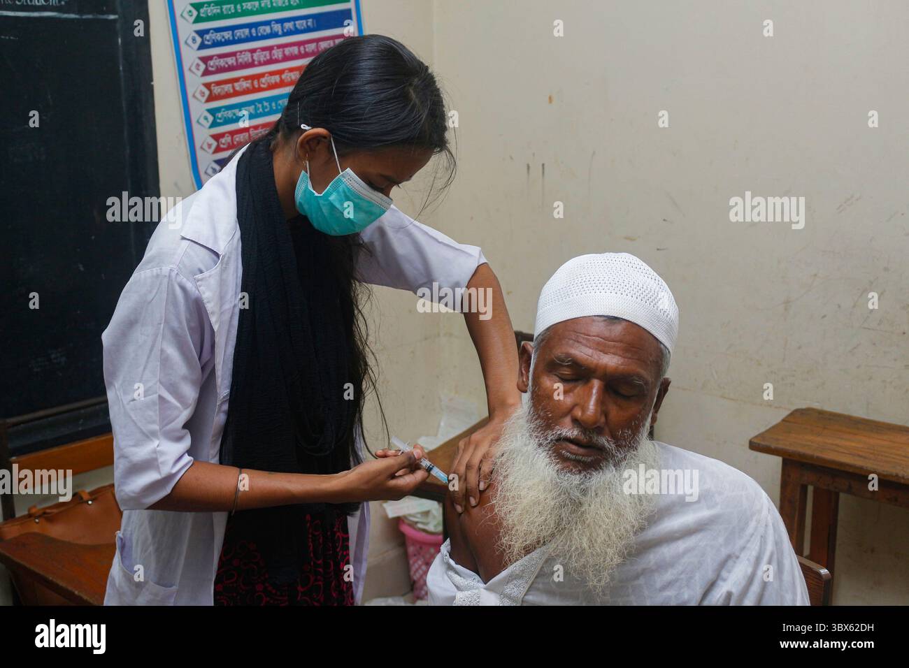 8 septembre 2021 : 08 septembre 2021 : Sylhet, Bnagladesh : agent de santé administrer la 2ème dose de vaccin Moderna COVID-19 à 10 No Ward UCEP School Vaccine Center, Sylhet alors que la campagne nationale de vaccination de masse pour la 2ème dose a été lancée pendant 3 jours. (Crédit image : © MD Rafayat Haque Khan/ZUMA Press Wire) Banque D'Images