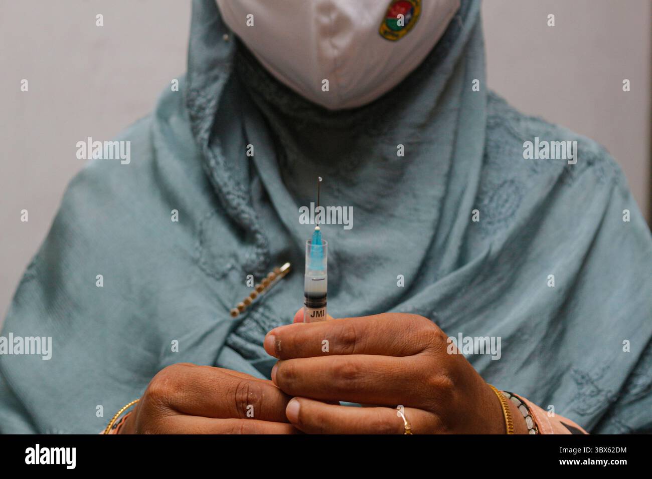 8 septembre 2021 : 08 septembre 2021 : Sylhet, Bnagladesh : travailleur de santé préparant la 2ème dose de vaccin Moderna COVID-19 à 10 No Ward UCEP School Vaccine Center, Sylhet alors que la campagne nationale de vaccination de masse pour la 2ème dose a été lancée pendant 3 jours. (Crédit image : © MD Rafayat Haque Khan/ZUMA Press Wire) Banque D'Images