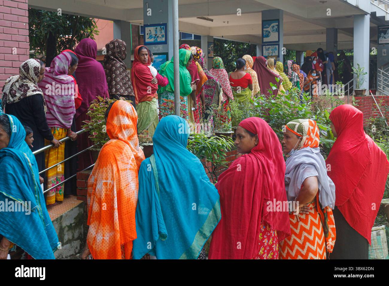 8 septembre 2021 : 08 septembre 2021 : Sylhet, Bnagladesh : les femmes sont en passe de prendre la 2ème dose de vaccin Moderna Covid-19 à 10 No Ward UCEP School Vaccine Center, Sylhet alors que la campagne nationale de vaccination de masse pour la 2ème dose a été lancée pendant 3 jours. (Crédit image : © MD Rafayat Haque Khan/ZUMA Press Wire) Banque D'Images