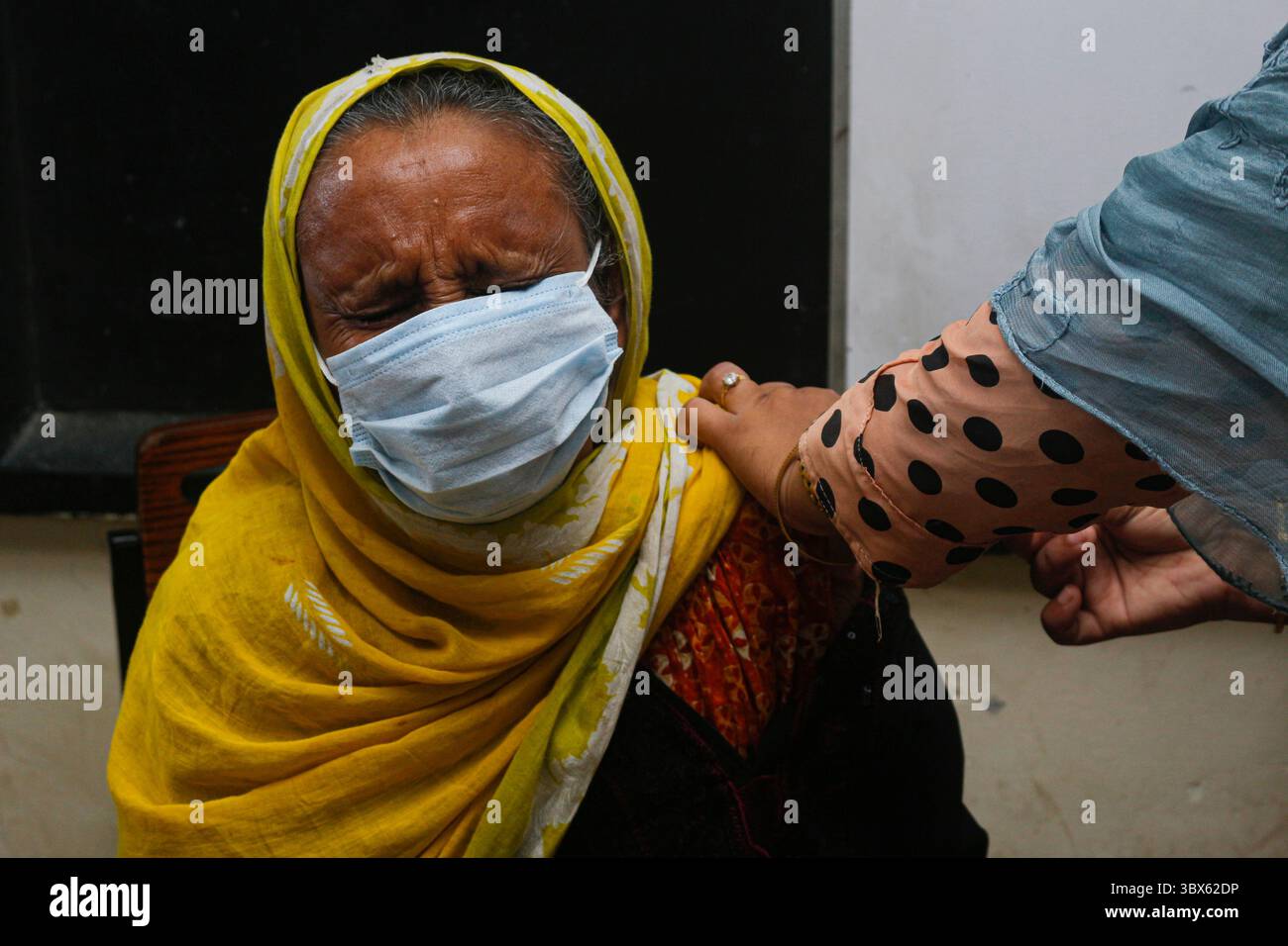 8 septembre 2021 : 08 septembre 2021 : Sylhet, Bnagladesh : agent de santé administrer la 2ème dose de vaccin Moderna COVID-19 à 10 No Ward UCEP School Vaccine Center, Sylhet alors que la campagne nationale de vaccination de masse pour la 2ème dose a été lancée pendant 3 jours. (Crédit image : © MD Rafayat Haque Khan/ZUMA Press Wire) Banque D'Images