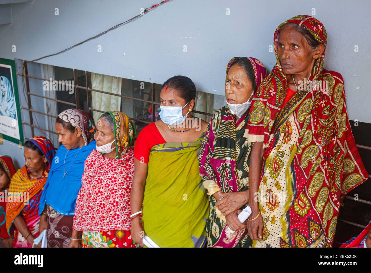 8 septembre 2021 : 08 septembre 2021 : Sylhet, Bnagladesh : les femmes sont en passe de prendre la 2ème dose de vaccin Moderna Covid-19 à 10 No Ward UCEP School Vaccine Center, Sylhet alors que la campagne nationale de vaccination de masse pour la 2ème dose a été lancée pendant 3 jours. (Crédit image : © MD Rafayat Haque Khan/ZUMA Press Wire) Banque D'Images