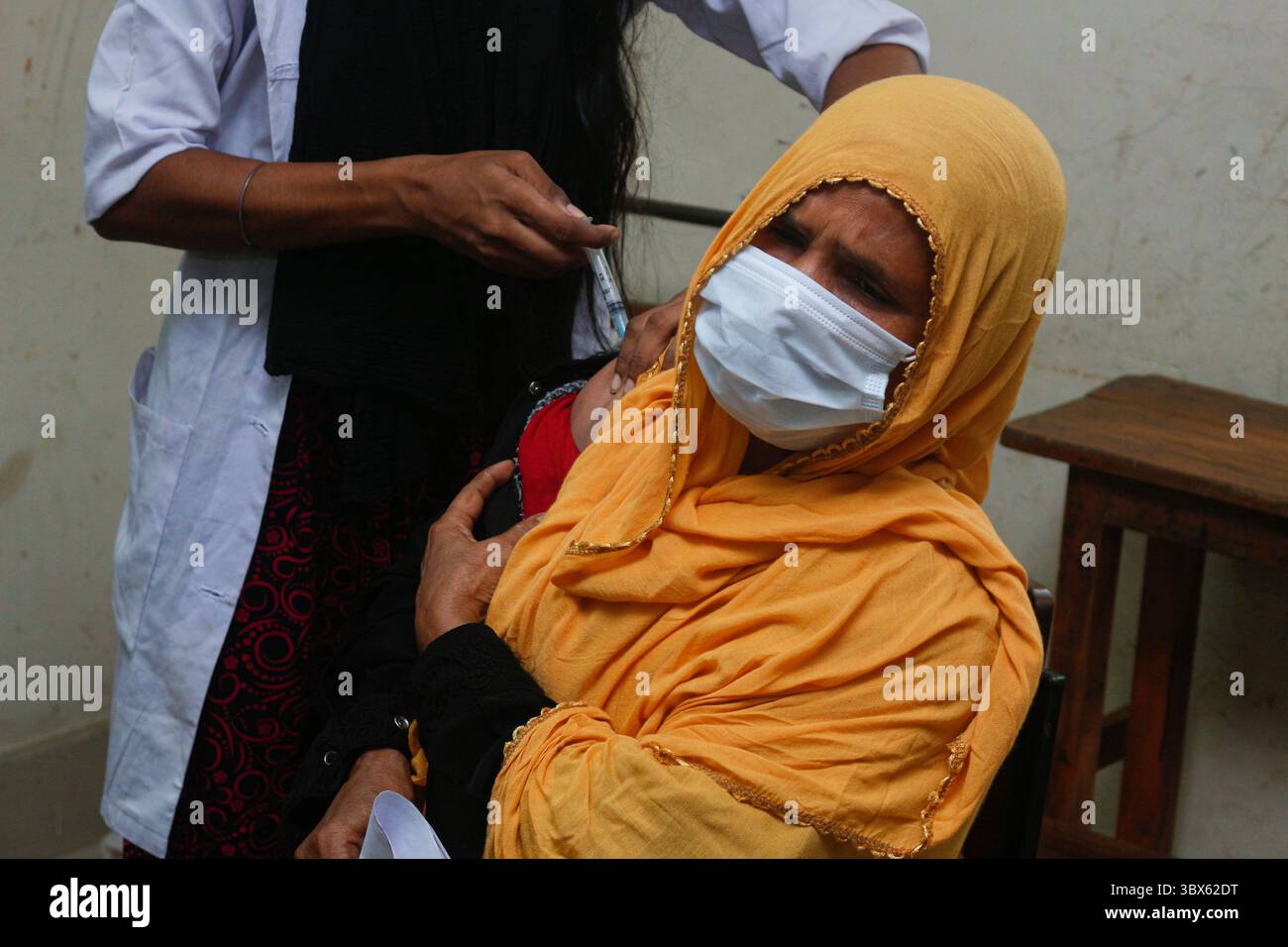 8 septembre 2021 : 08 septembre 2021 : Sylhet, Bnagladesh : agent de santé administrer la 2ème dose de vaccin Moderna COVID-19 à 10 No Ward UCEP School Vaccine Center, Sylhet alors que la campagne nationale de vaccination de masse pour la 2ème dose a été lancée pendant 3 jours. (Crédit image : © MD Rafayat Haque Khan/ZUMA Press Wire) Banque D'Images