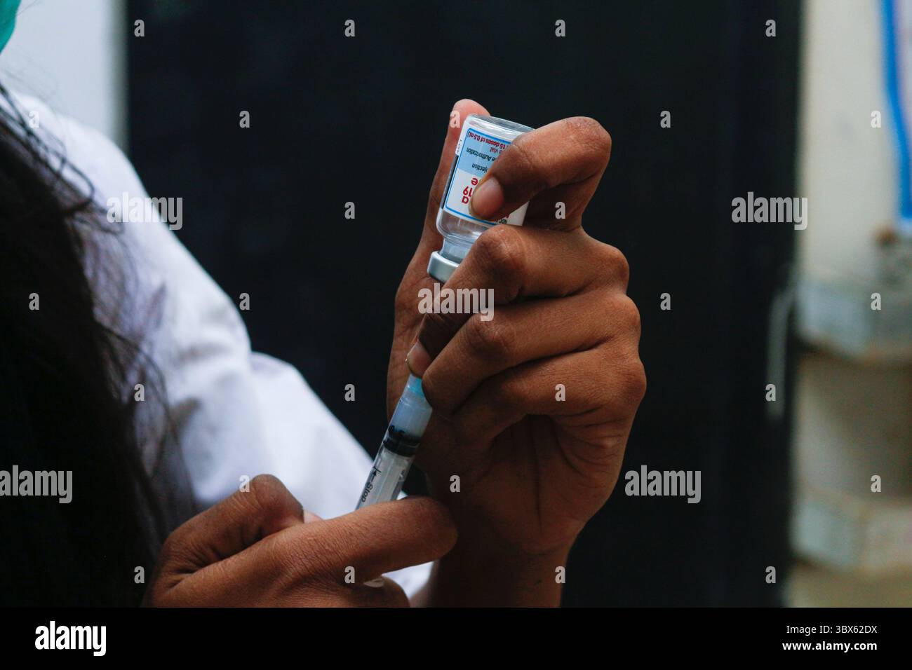 8 septembre 2021 : 08 septembre 2021 : Sylhet, Bnagladesh : travailleur de santé préparant la 2ème dose de vaccin Moderna COVID-19 à 10 No Ward UCEP School Vaccine Center, Sylhet alors que la campagne nationale de vaccination de masse pour la 2ème dose a été lancée pendant 3 jours. (Crédit image : © MD Rafayat Haque Khan/ZUMA Press Wire) Banque D'Images