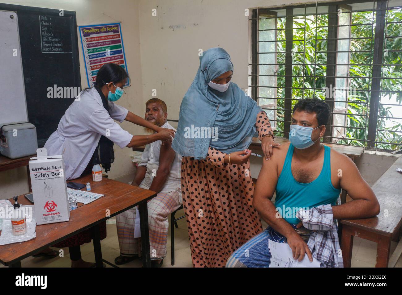 8 septembre 2021 : 08 septembre 2021 : Sylhet, Bnagladesh : agent de santé administrer la 2ème dose de vaccin Moderna COVID-19 à 10 No Ward UCEP School Vaccine Center, Sylhet alors que la campagne nationale de vaccination de masse pour la 2ème dose a été lancée pendant 3 jours. (Crédit image : © MD Rafayat Haque Khan/ZUMA Press Wire) Banque D'Images