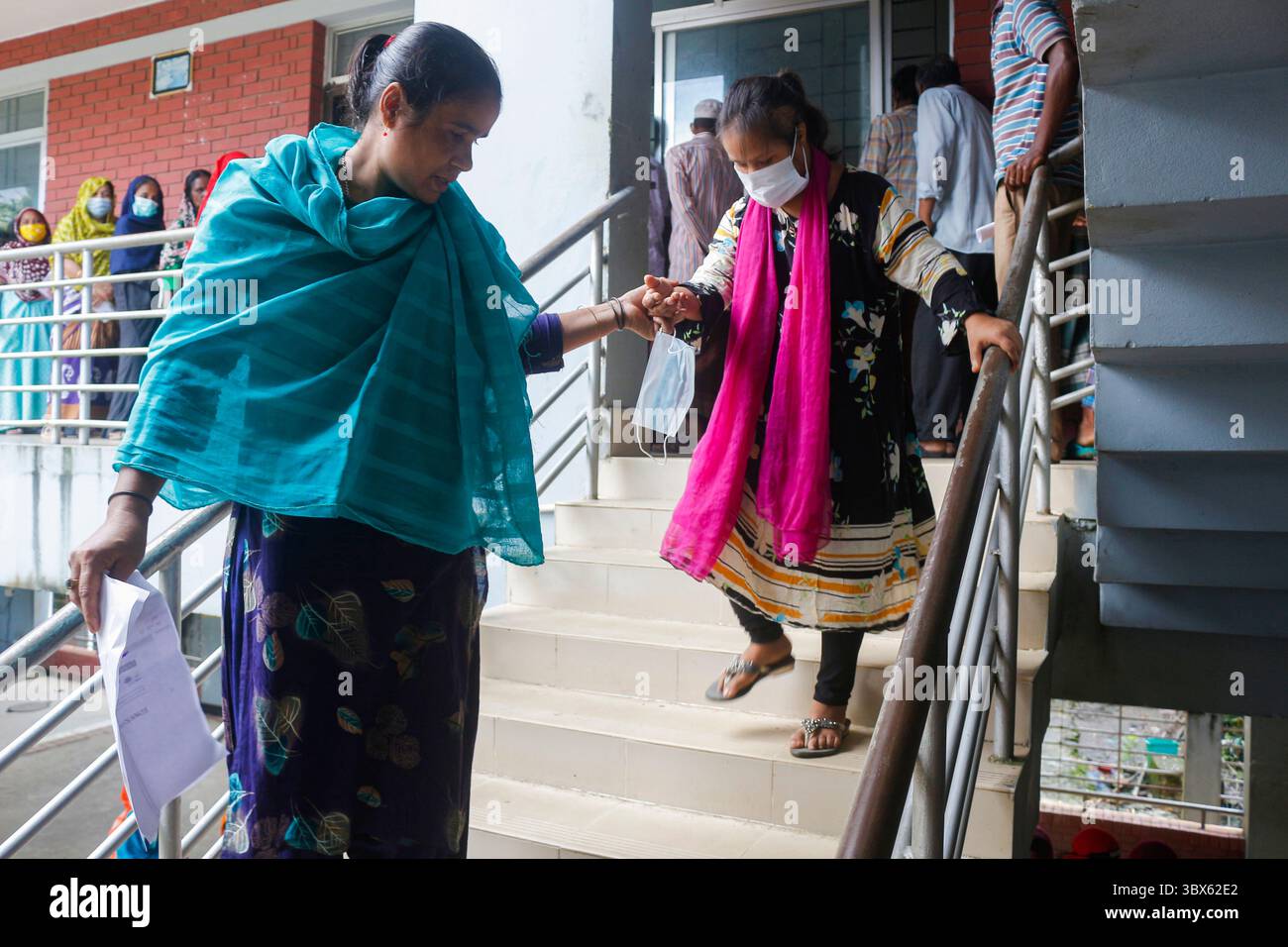 8 septembre 2021 : 08 septembre 2021 : Sylhet, Bnagladesh : Disbale personne sortant après avoir pris la 2ème dose de vaccin Covid-19 Moderna à 10 No Ward UCEP School Vaccine Center, Sylhet alors que la campagne nationale de vaccination de masse pour la 2ème dose a été commencée pendant 3 jours. (Crédit image : © MD Rafayat Haque Khan/ZUMA Press Wire) Banque D'Images