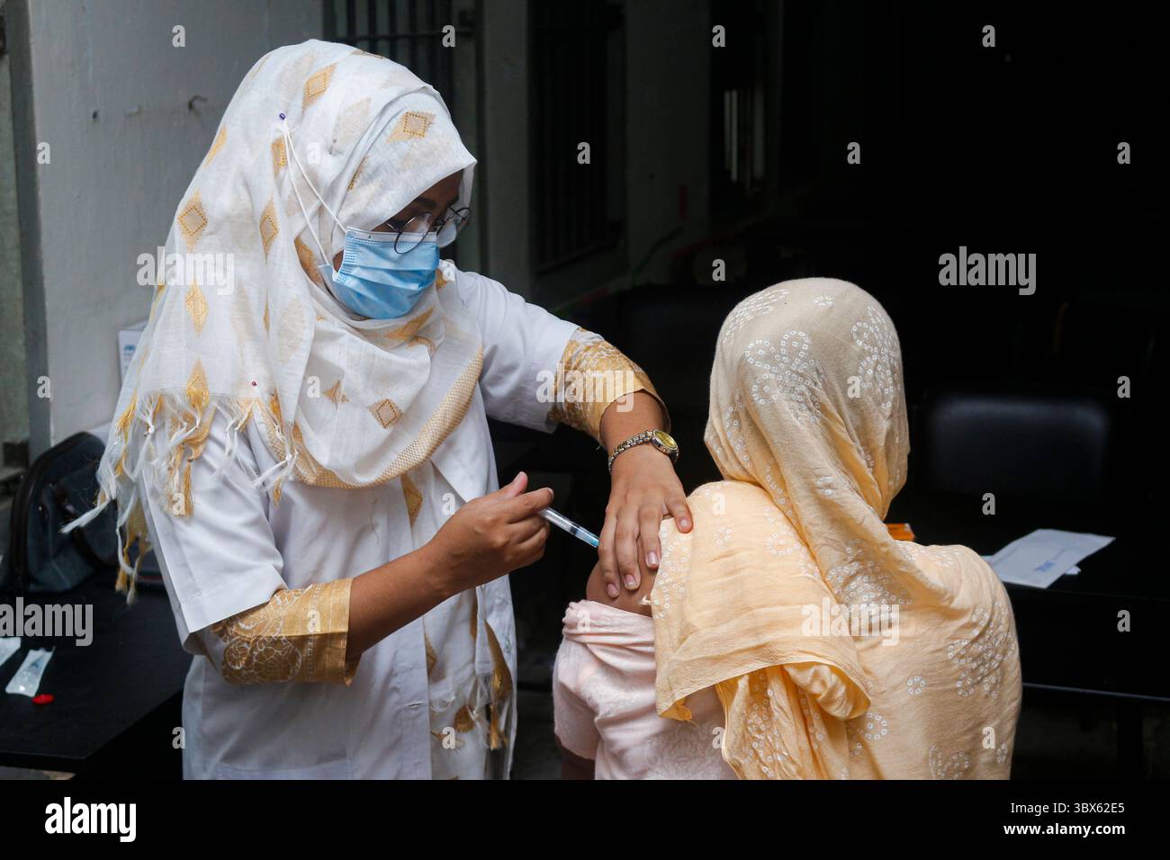 8 septembre 2021 : 08 septembre 2021 : Sylhet, Bnagladesh : agent de santé administrer la 2ème dose de vaccin Moderna COVID-19 à 07 No Ward PTI School Vaccine Center, Sylhet alors que la campagne nationale de vaccination de masse pour la 2ème dose a été commencée pendant 3 jours. (Crédit image : © MD Rafayat Haque Khan/ZUMA Press Wire) Banque D'Images