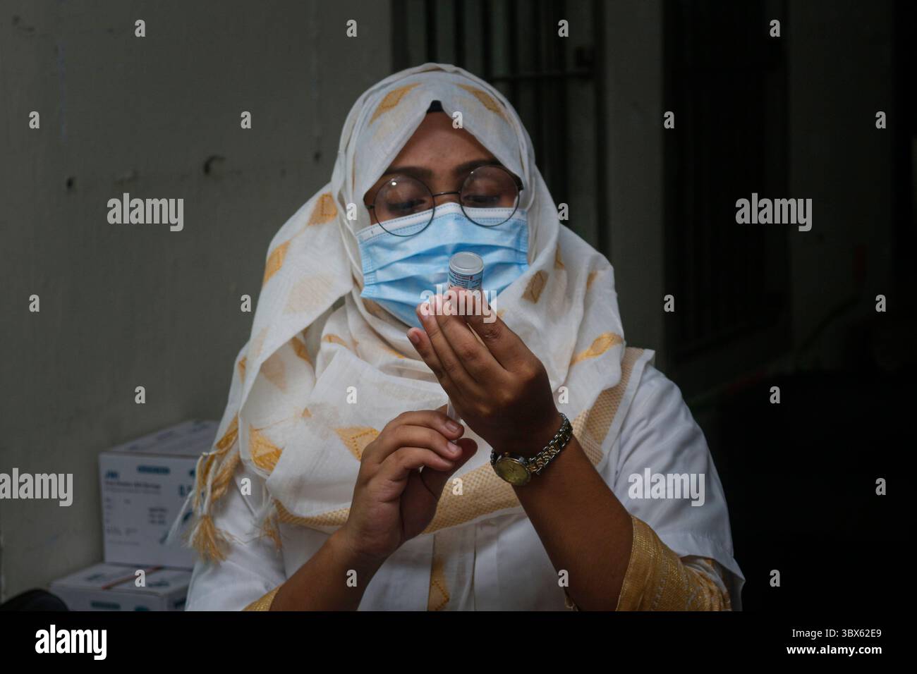 8 septembre 2021 : 08 septembre 2021 : Sylhet, Bnagladesh : travailleur de santé préparant la 2ème dose de vaccin Moderna COVID-19 au 07 No Ward PTI School Vaccine Center , Sylhet alors que la campagne nationale de vaccination de masse pour la 2ème dose a été commencée pendant 3 jours. (Crédit image : © MD Rafayat Haque Khan/ZUMA Press Wire) Banque D'Images