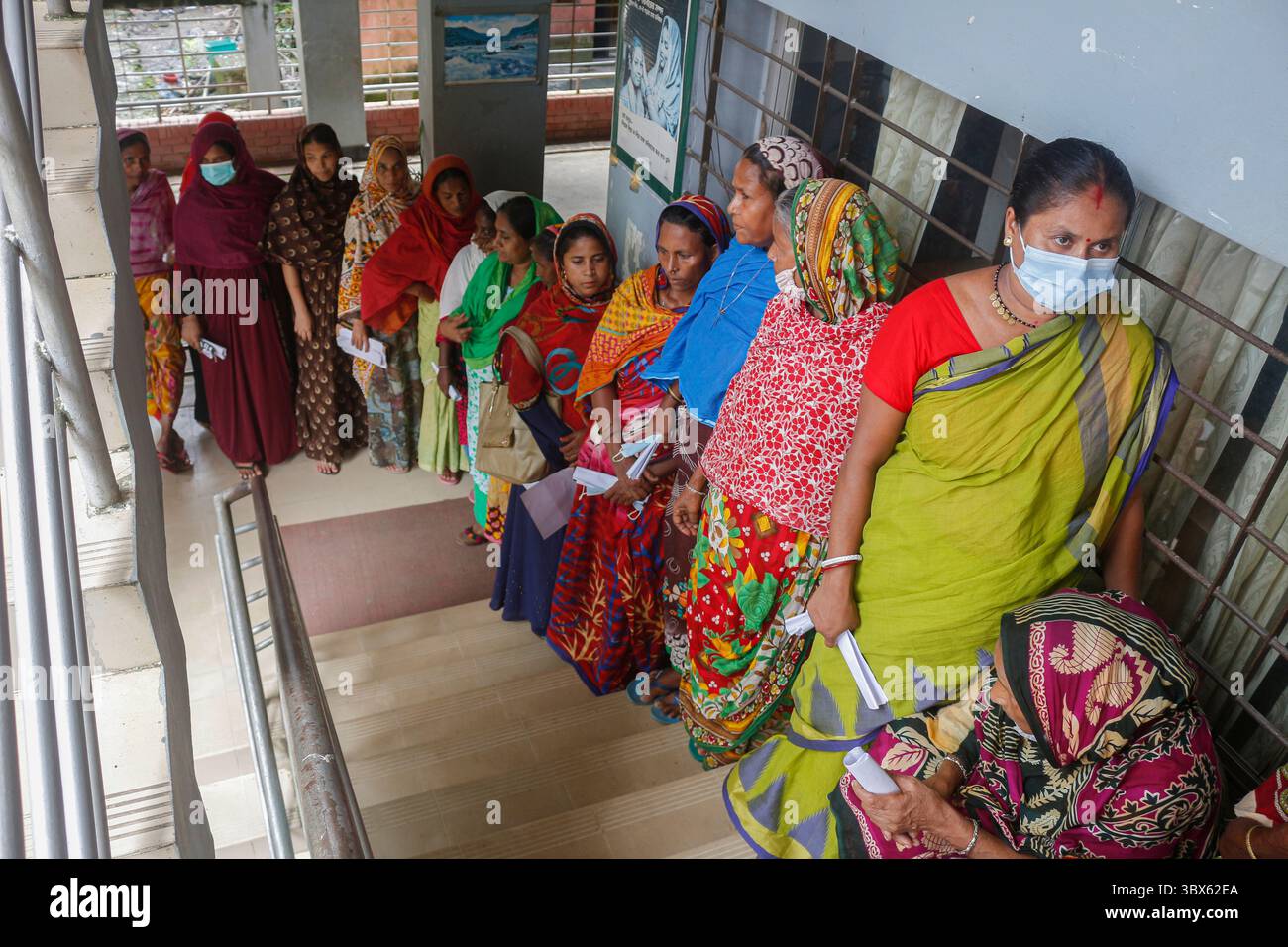 8 septembre 2021, Sylhet, Bangladesh : les femmes sont en passe de prendre la 2ème dose de vaccin Moderna Covid-19 au 10 No Ward UCEP School Vaccine Center, Sylhet alors que la campagne nationale de vaccination de masse pour la 2ème dose a commencé. (Crédit image : © MD Rafayat Haque Khan/ZUMA Press Wire) Banque D'Images