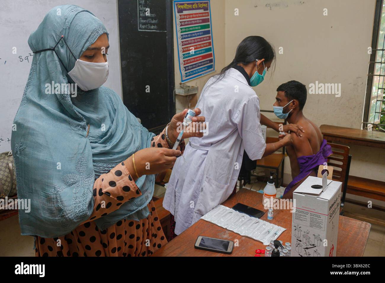 8 septembre 2021 : 08 septembre 2021 : Sylhet, Bnagladesh : agent de santé administrer la 2ème dose de vaccin Moderna COVID-19 à 10 No Ward UCEP School Vaccine Center, Sylhet alors que la campagne nationale de vaccination de masse pour la 2ème dose a été lancée pendant 3 jours. (Crédit image : © MD Rafayat Haque Khan/ZUMA Press Wire) Banque D'Images
