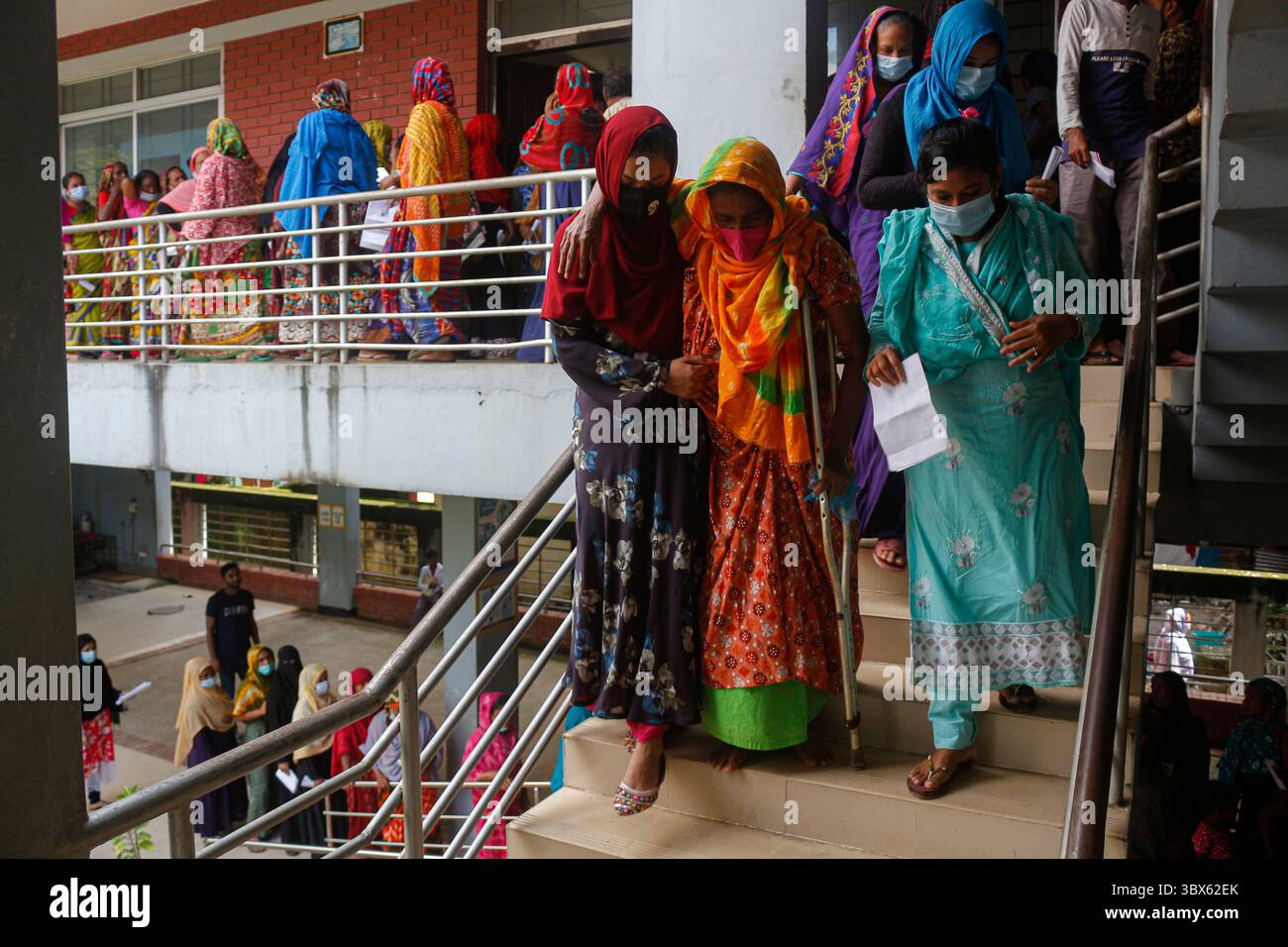 8 septembre 2021 : 08 septembre 2021 : Sylhet, Bnagladesh : Disbale personne sortant après avoir pris la 2ème dose de vaccin Covid-19 Moderna à 10 No Ward UCEP School Vaccine Center, Sylhet alors que la campagne nationale de vaccination de masse pour la 2ème dose a été commencée pendant 3 jours. (Crédit image : © MD Rafayat Haque Khan/ZUMA Press Wire) Banque D'Images
